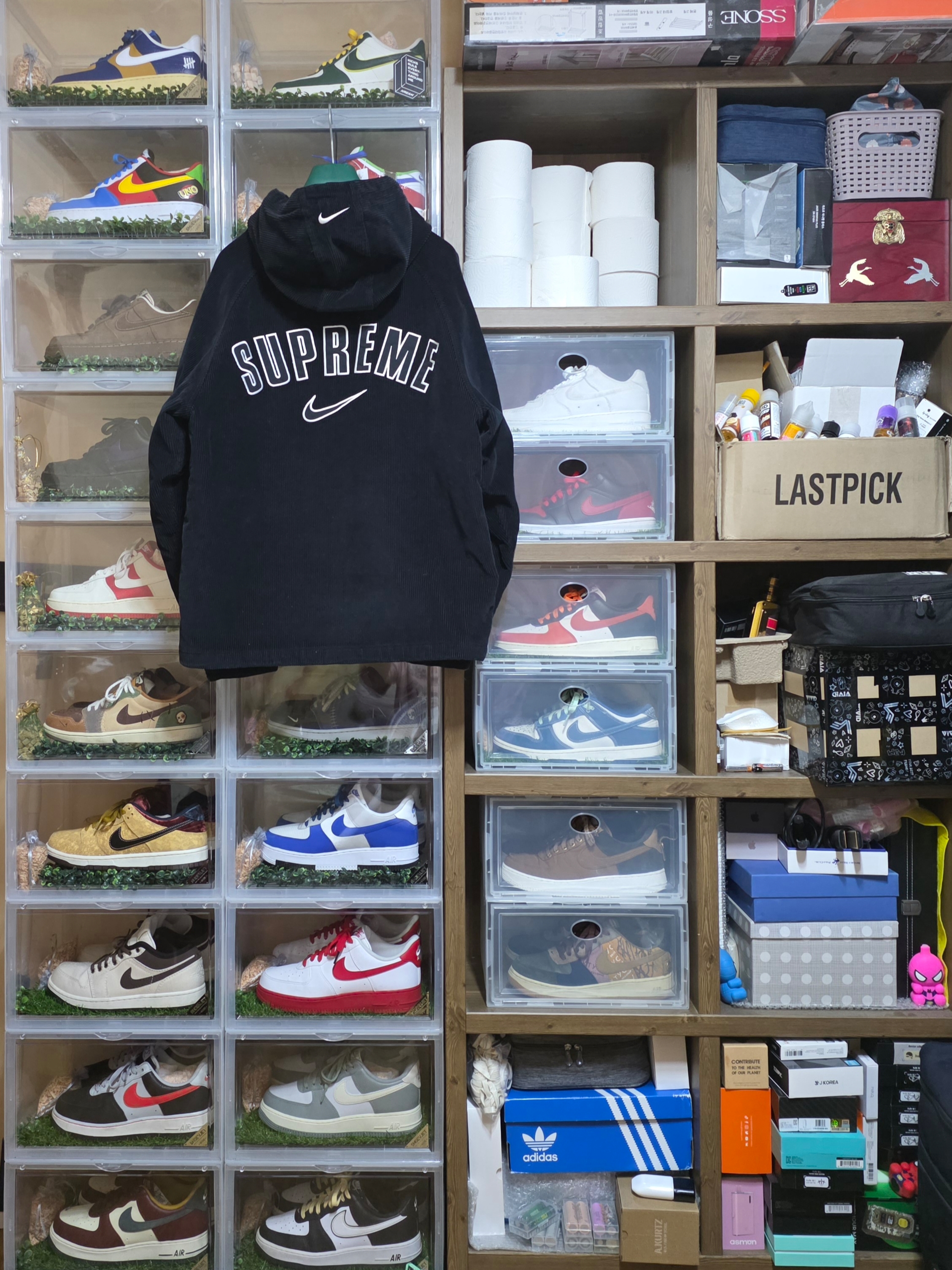 Supreme x Stone Island Corduroy Jacket Stone - 20FW, Supreme x Nike Arc Corduroy Hooded Jacket Black - 22SS 착용 스타일 - 2