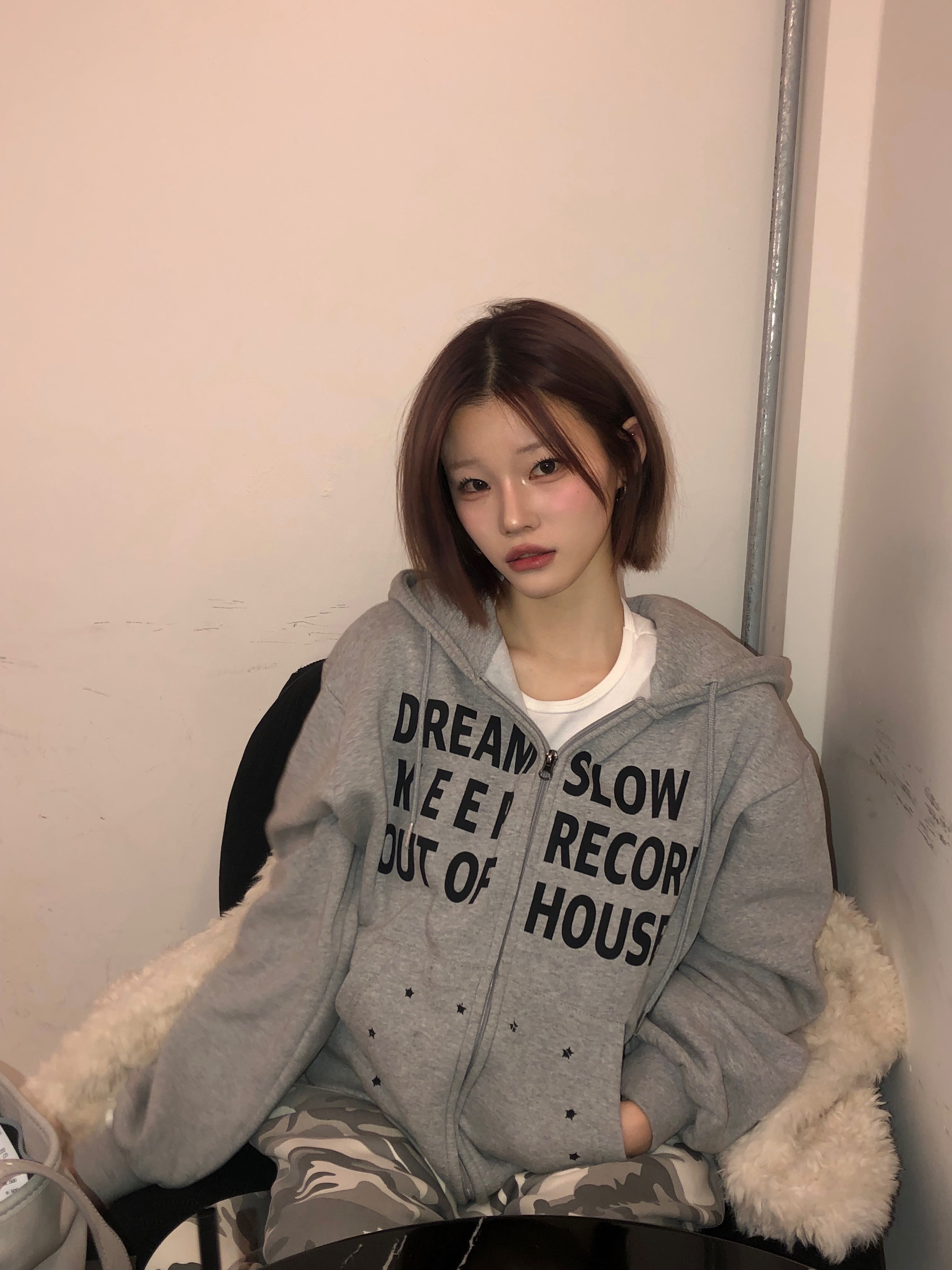 SLOW RECORD HOUSE Typo Star Hood Zip-Up Grey 착용 스타일 - 3