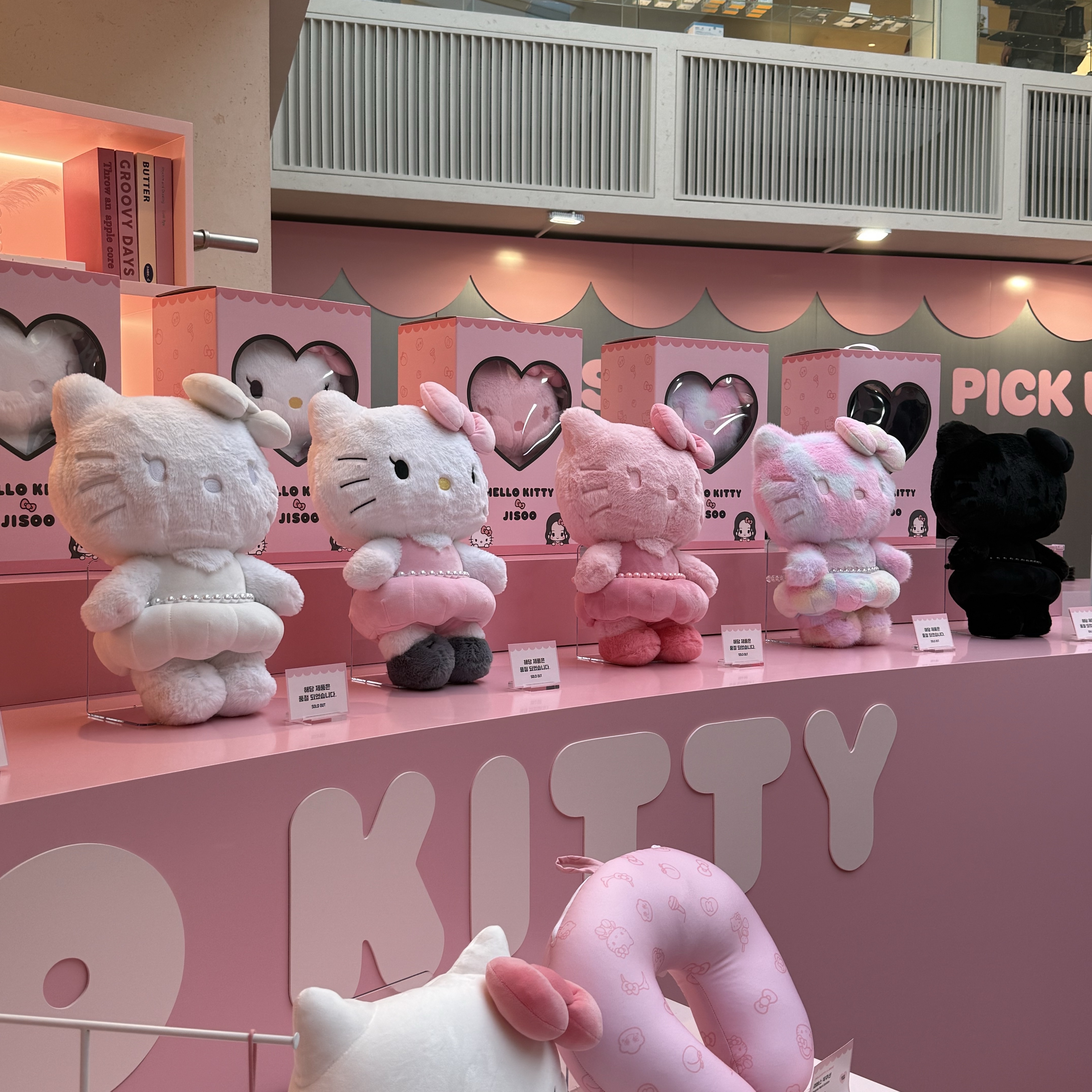 HELLO KITTY x JISOO Plush Keychain Original (Opened Case), HELLO KITTY x JISOO Random Plush Keychain (1 Blind Box) 착용 스타일 - 3