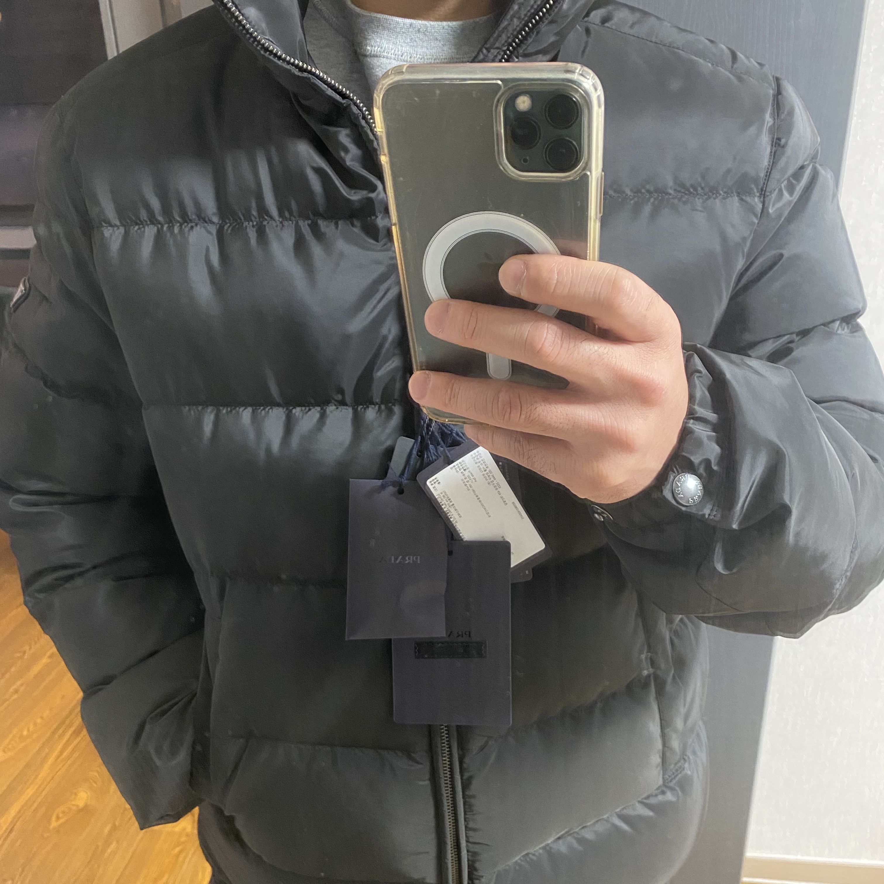 Prada Triangle Logo Down Jacket Black 착용 스타일 - 3