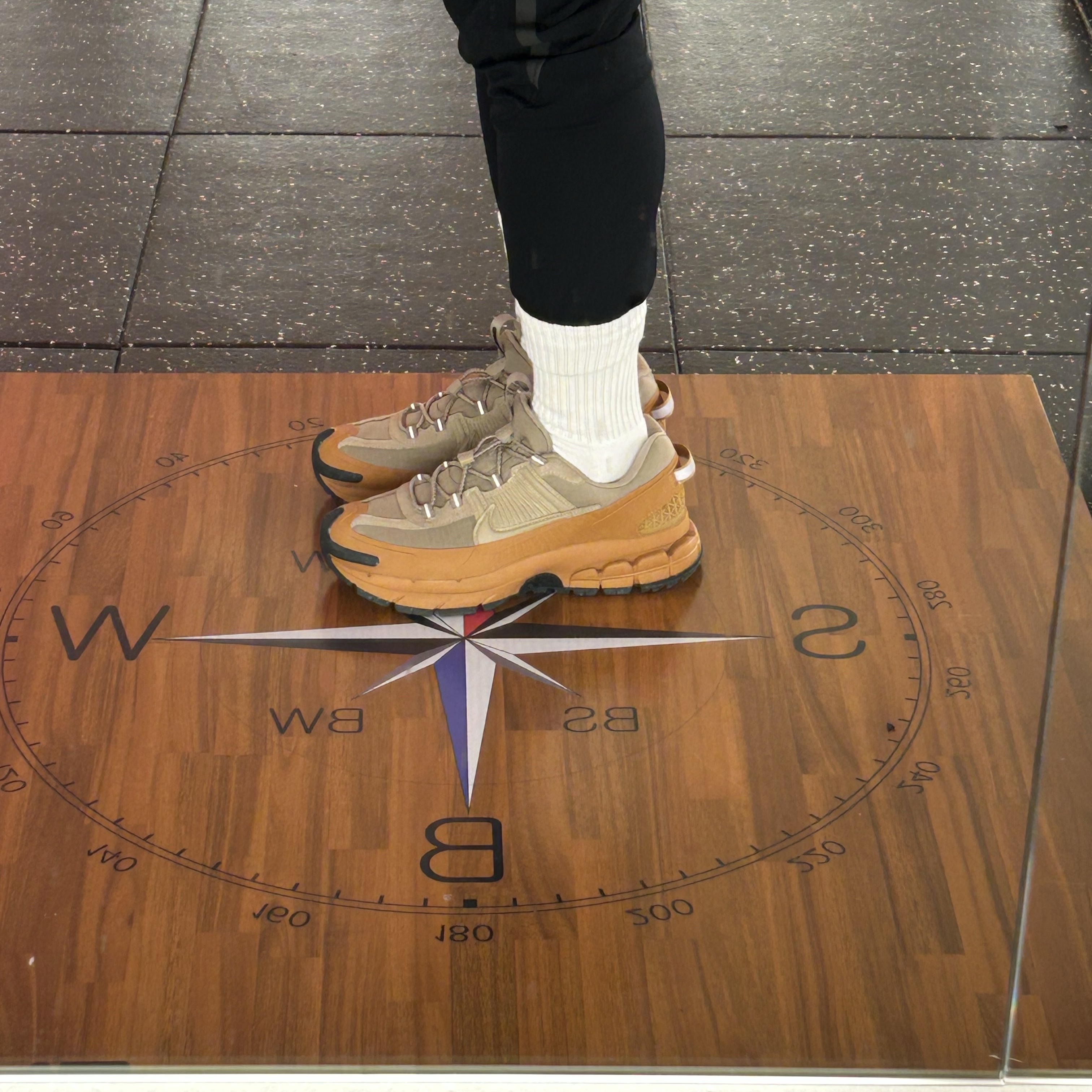 (W) Nike Zoom Vomero Roam Flax Anthracite 착용 스타일 - 3