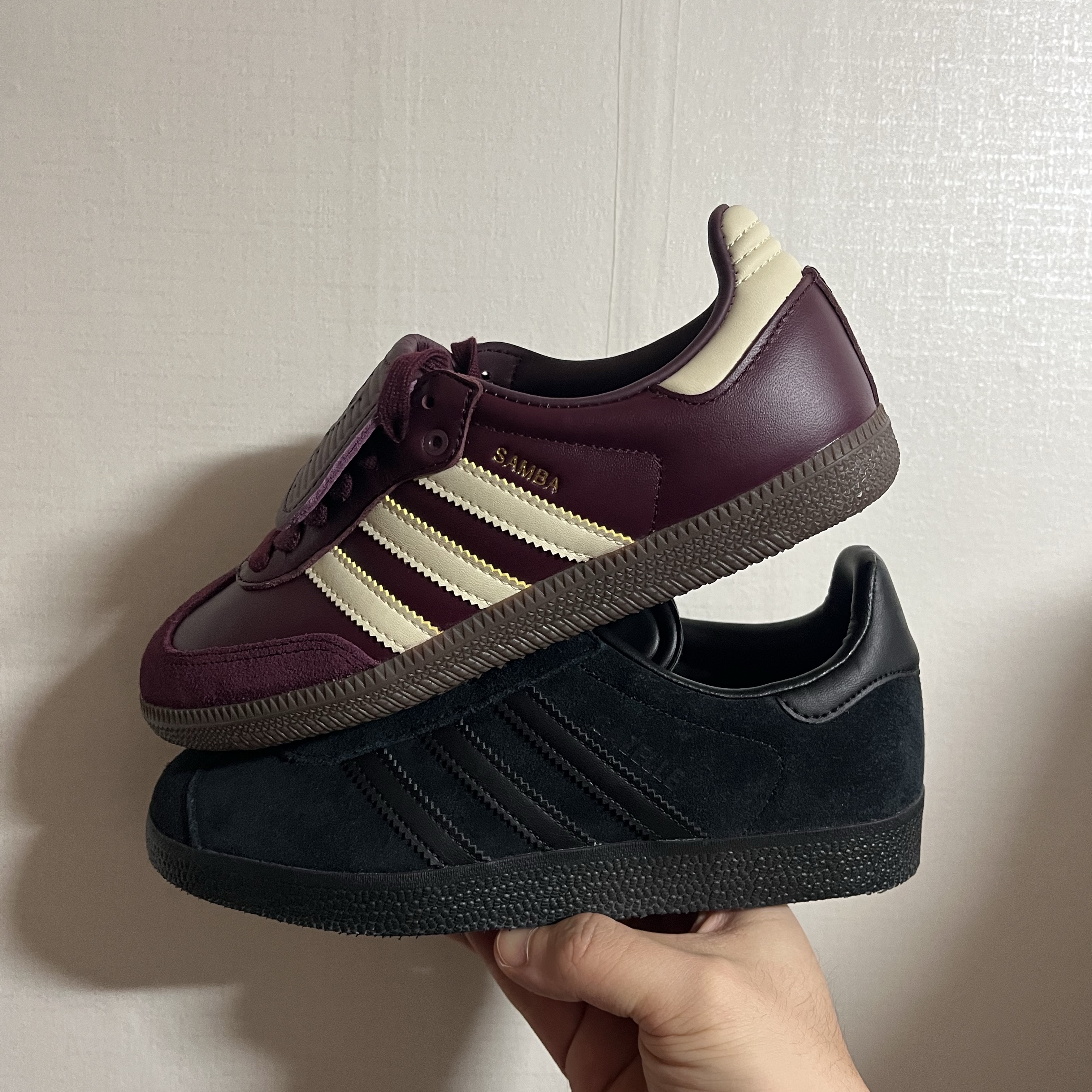 Adidas Gazelle Triple Black, Adidas Samba LT Maroon Warm Vanilla 착용 스타일 - 2