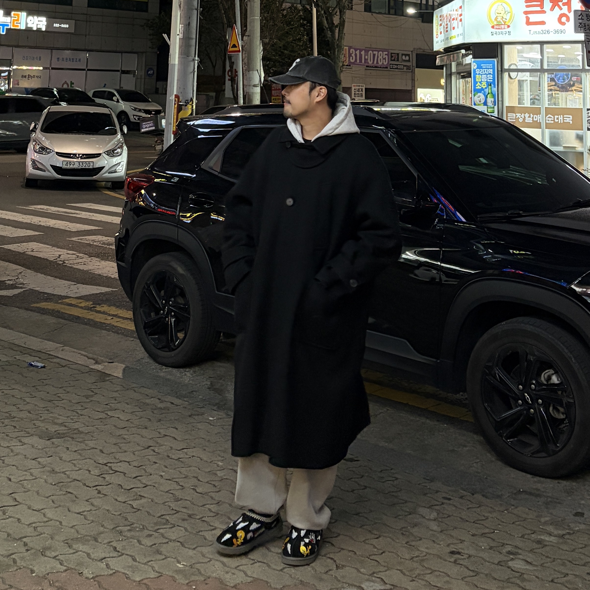 UGG x Palace x Looney Tunes Tasman Slipper Black, Nike x Stussy NRG Fleece Pants Dark Grey Heather (DO9340-063) 착용 스타일