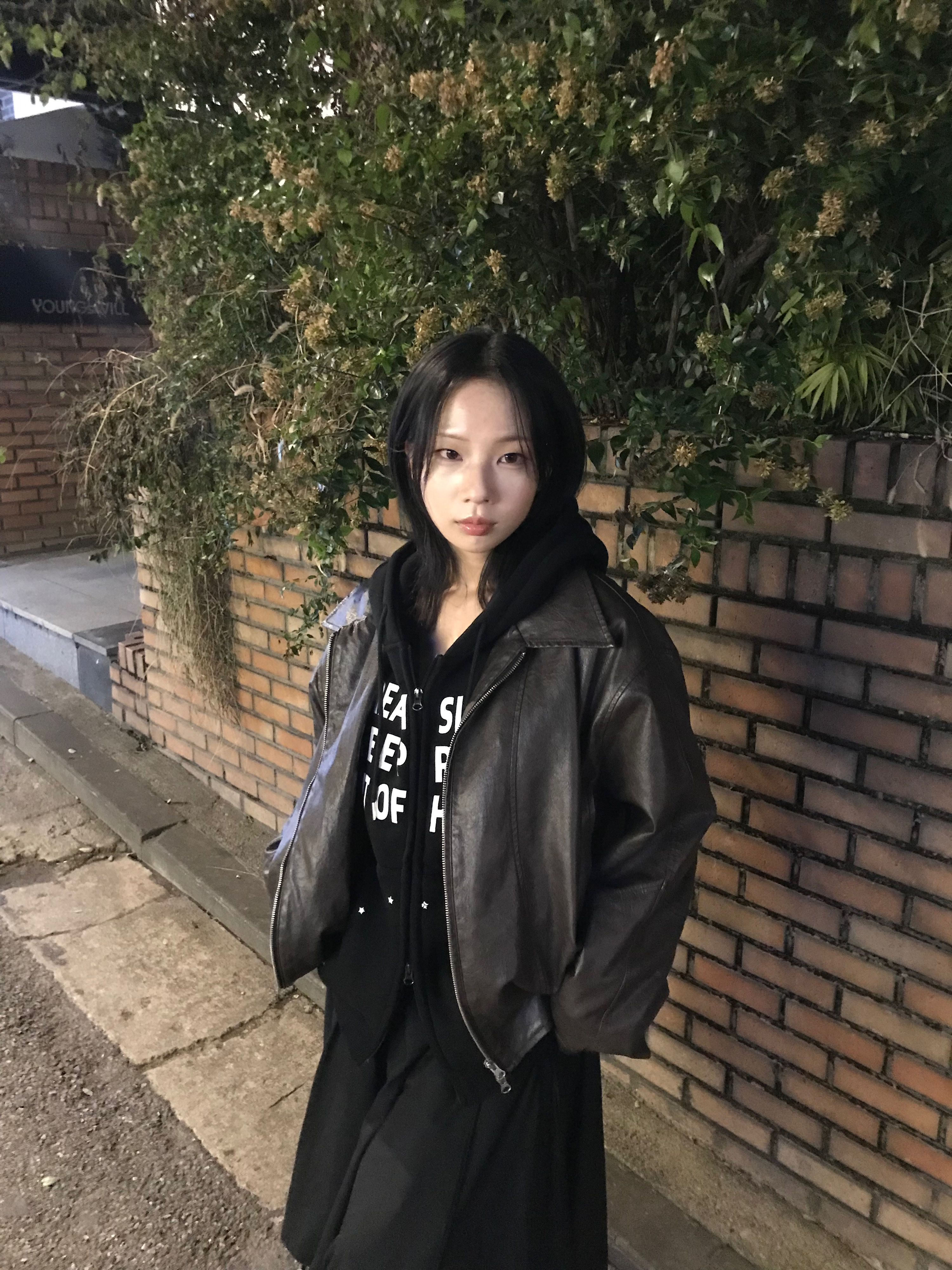 SLOW RECORD HOUSE Typo Star Hood Zip-up Black 착용 스타일 - 4