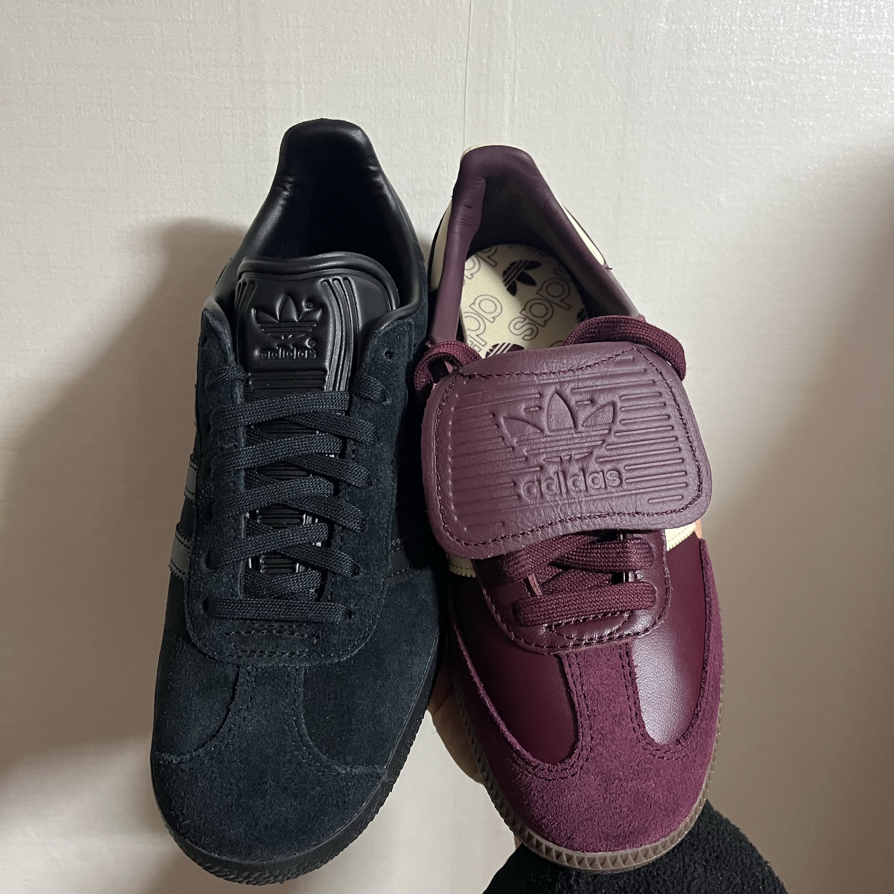 Adidas Gazelle Triple Black, Adidas Samba LT Maroon Warm Vanilla 착용 스타일 - 3