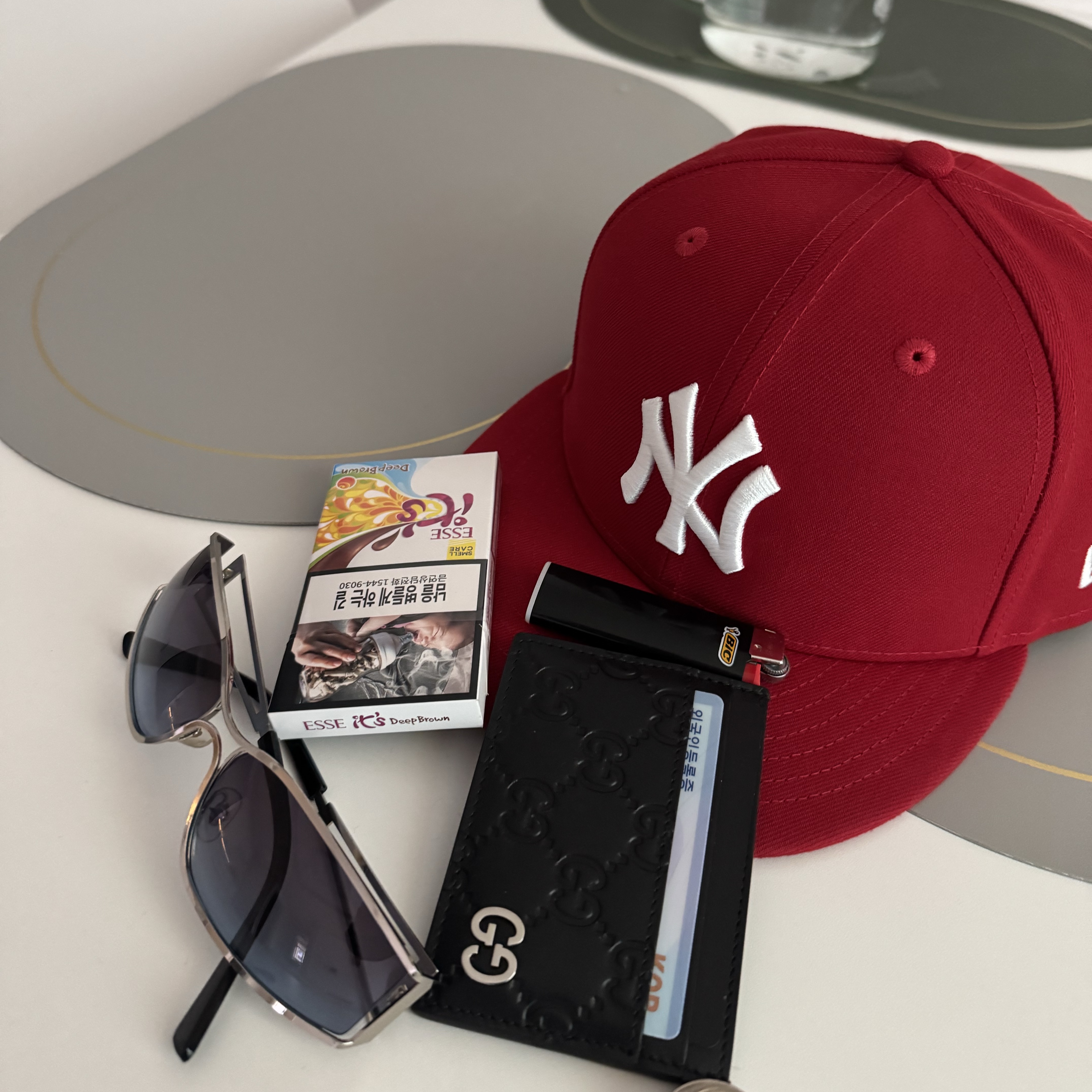 New Era MLB New York Yankees Basic Fitted Cap Scarlet 착용 스타일