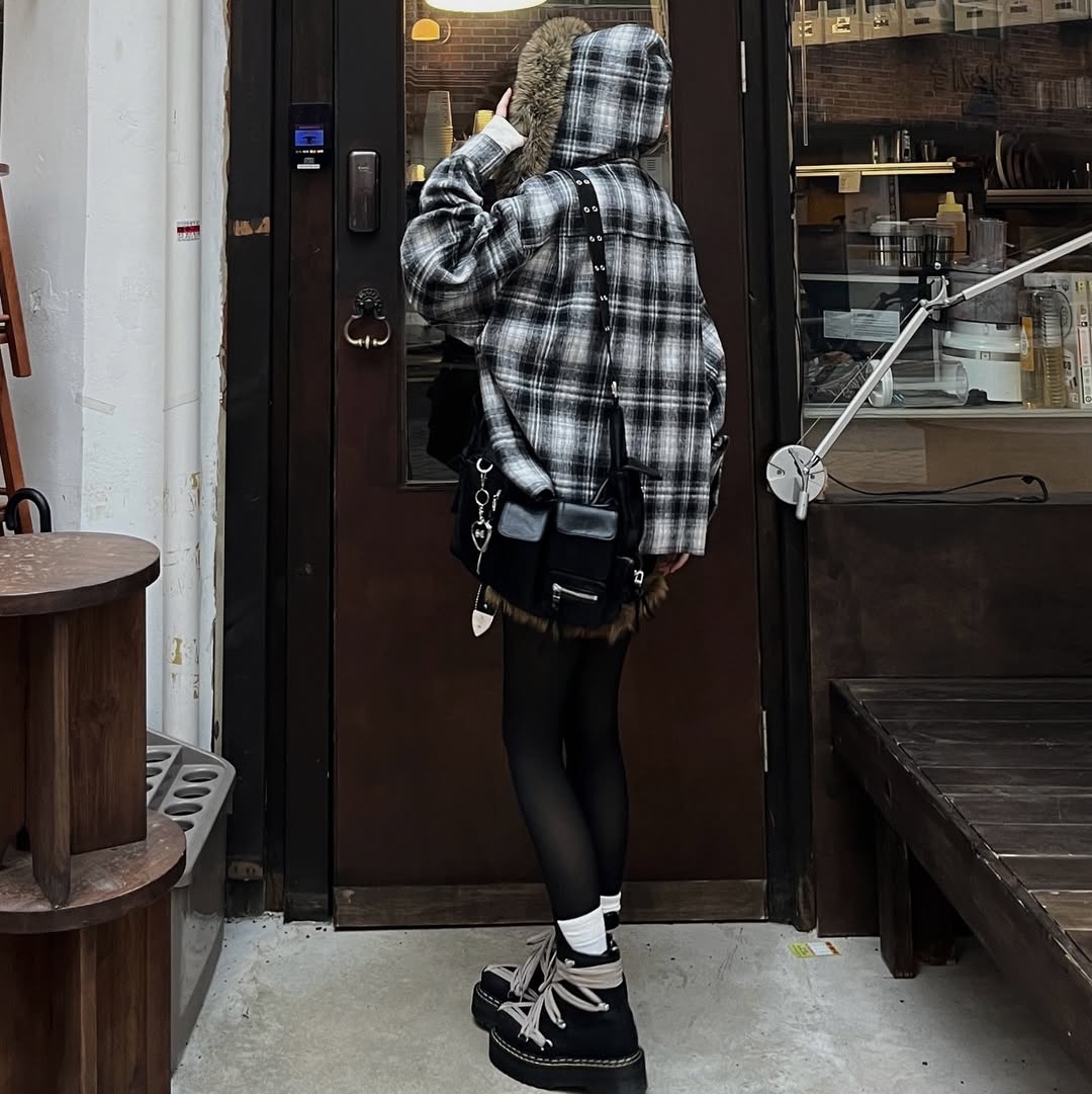 SPORT CHAMBER SC Fur Hood Shirt Black, Dr. Martens x Rick Owens Quad Sole Steel Toe Boots Black 착용 스타일 - 6