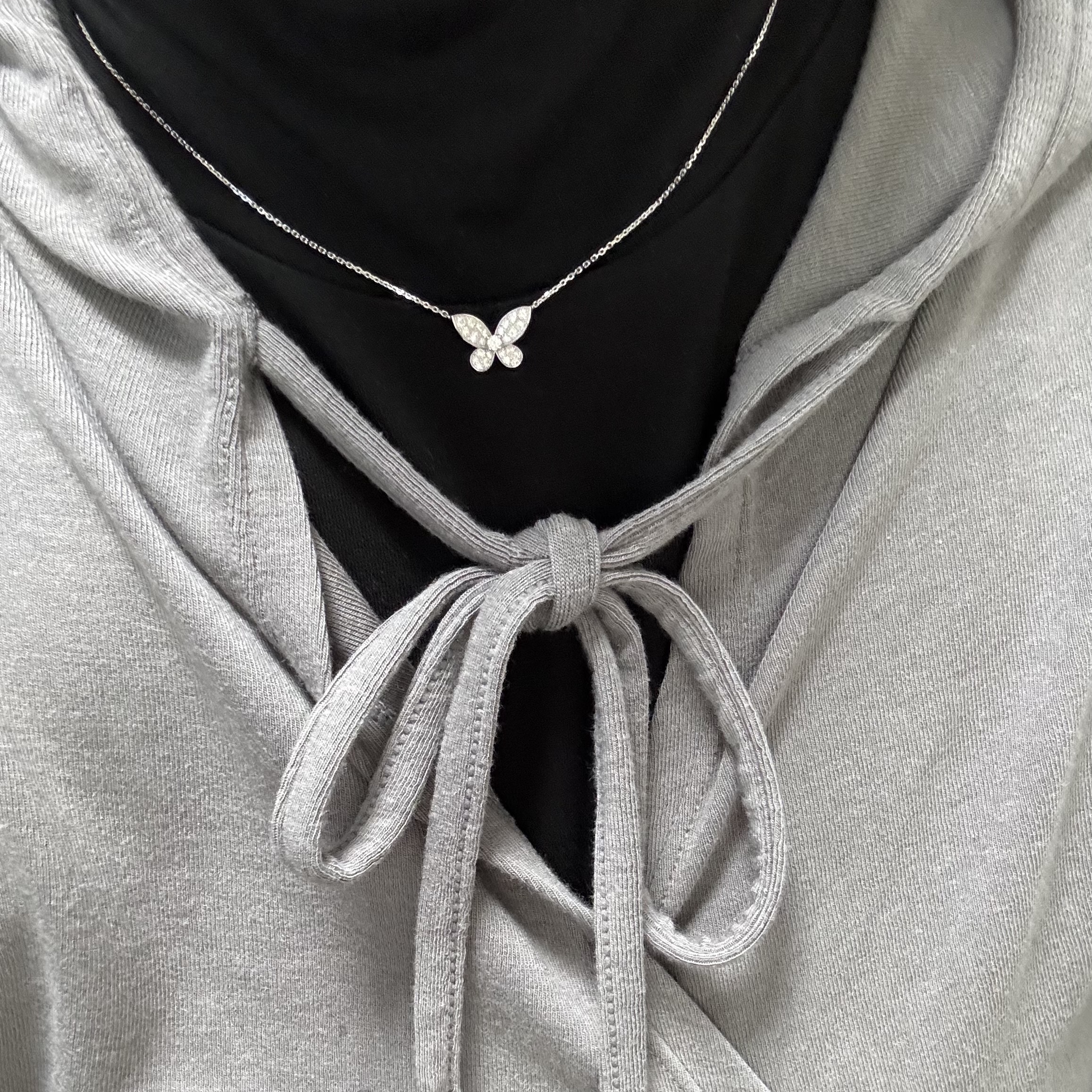 Miko Morpho Diamond Pave M Necklace White Gold 착용 스타일 - 1