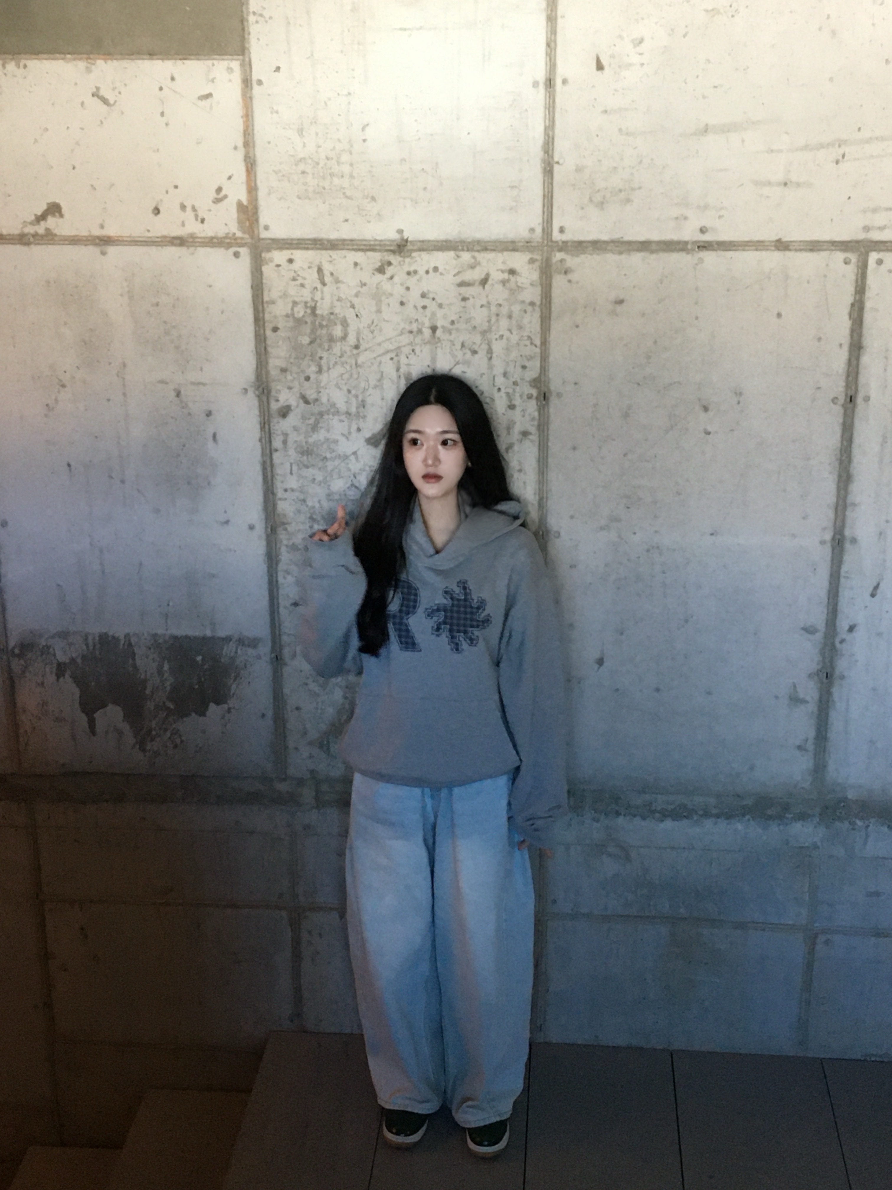 SLOW RECORD HOUSE Check Patch Hoodie Grey 착용 스타일 - 7
