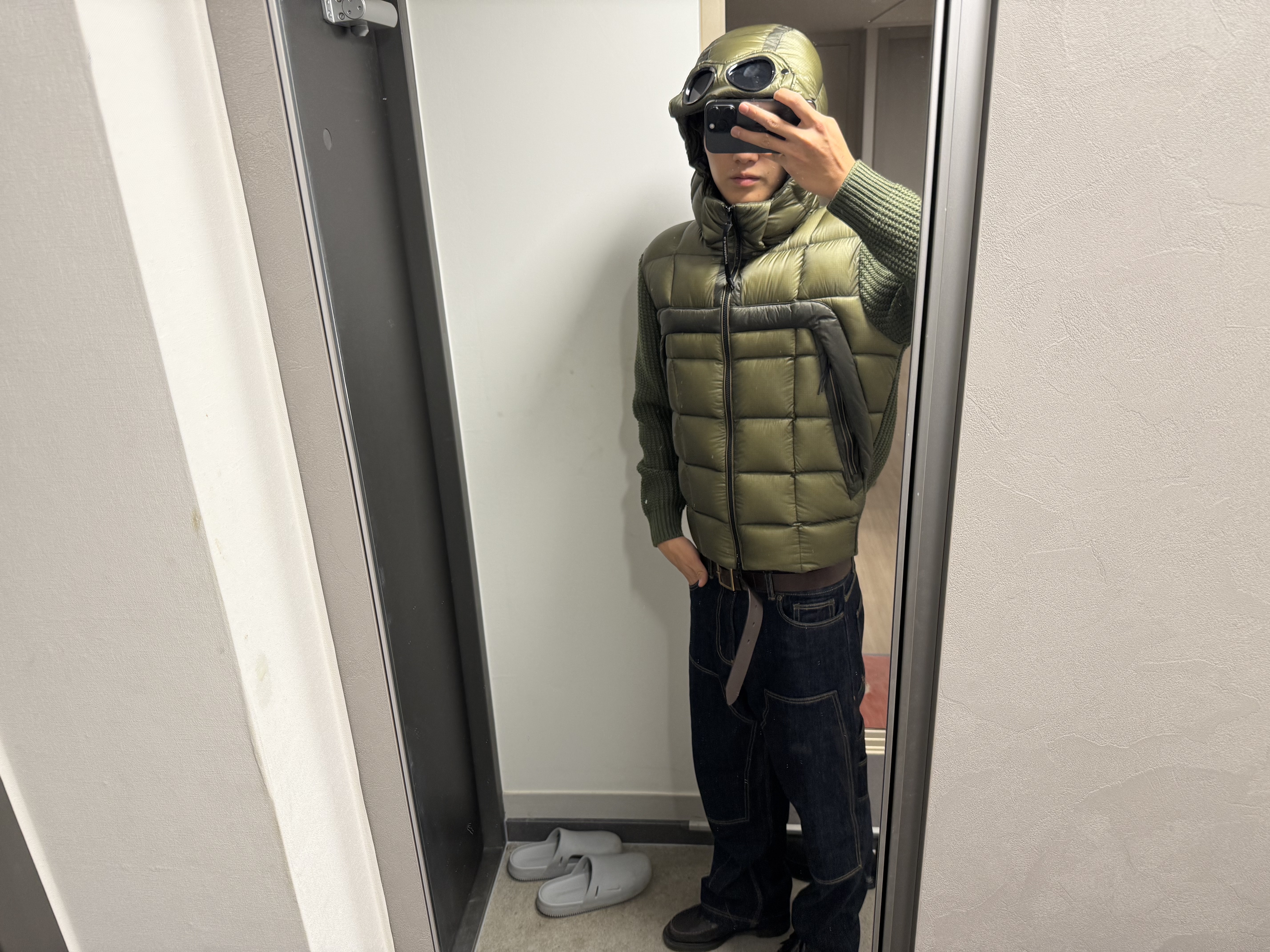 C.P. Company Extrafine Merino Wool Mixed Full Zip Goggle Sweater Elmwood Green - 25FW 착용 스타일
