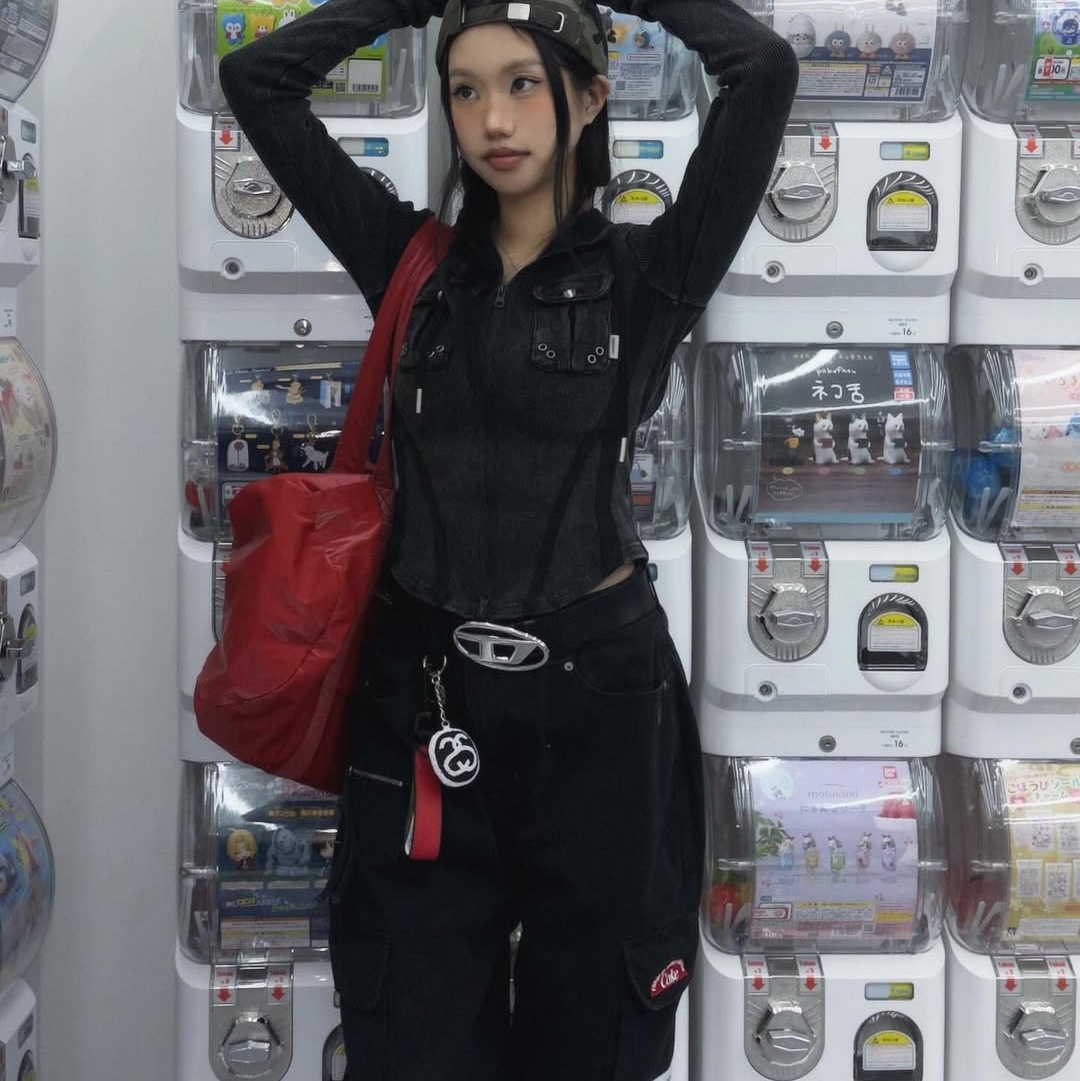 SPORT CHAMBER x Coca-Cola Cargo Pants Black 착용 스타일 - 4