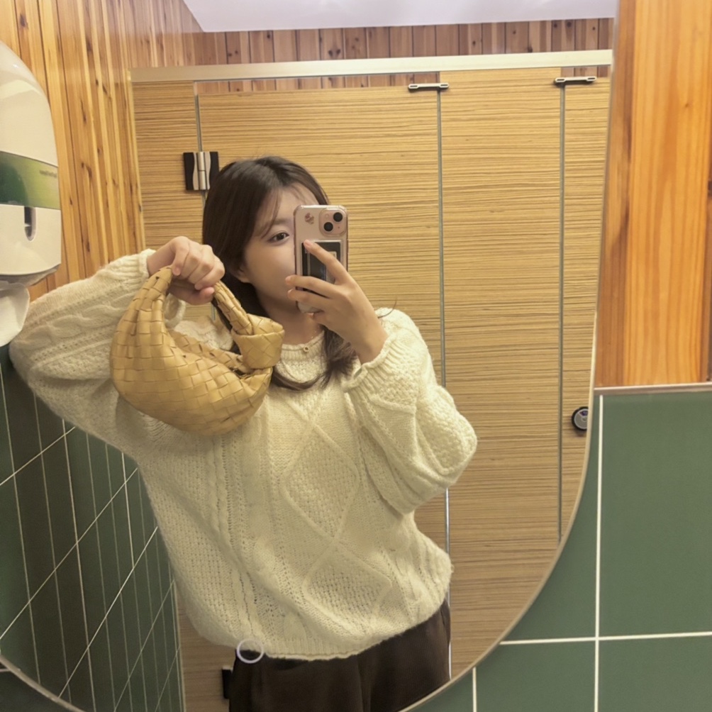 Bottega Veneta Mini Leather Jodie Almond, Burberry Check Cashmere Muffler Bow Pink 착용 스타일 - 1