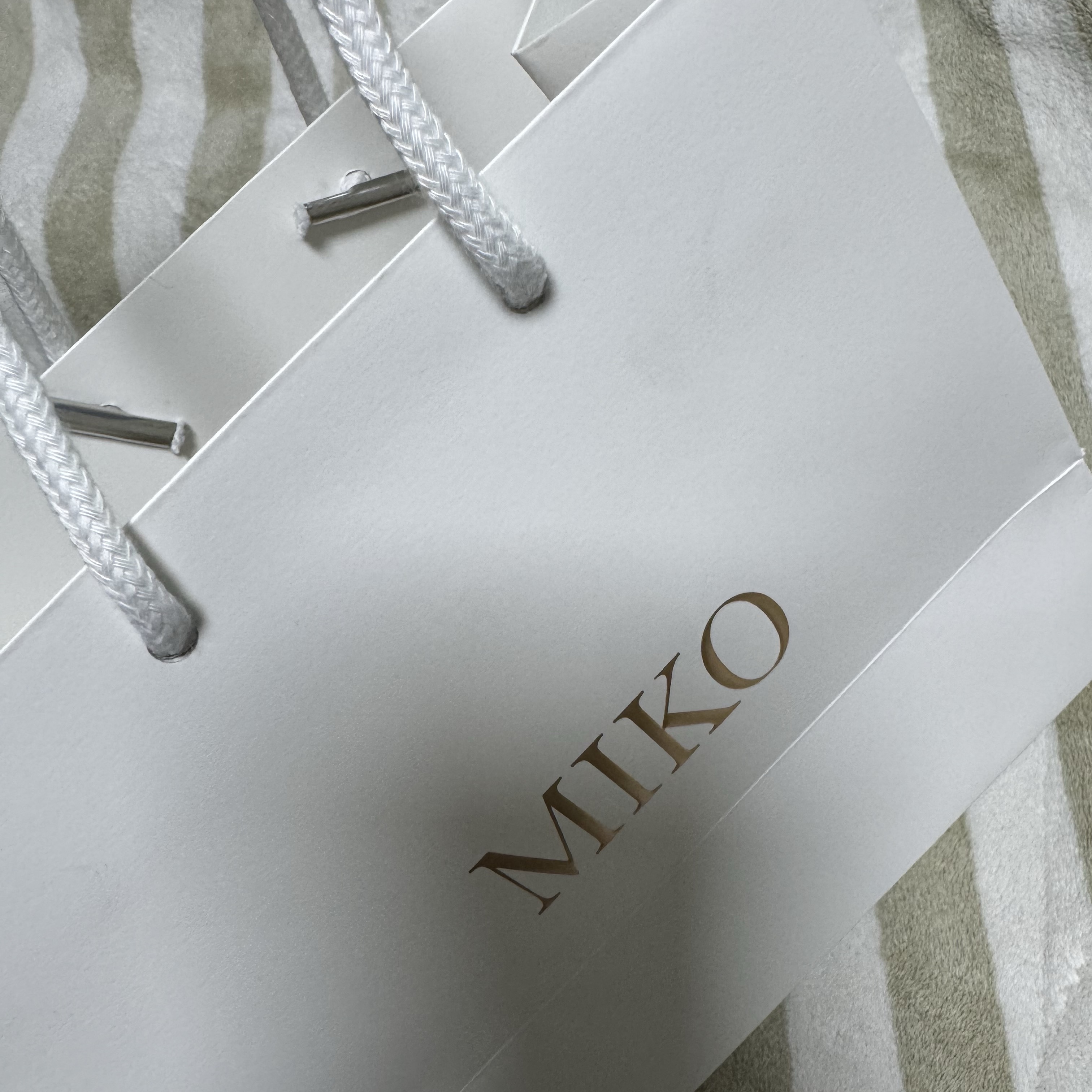 Miko Morpho Diamond Pave M Necklace White Gold 착용 스타일 - 2