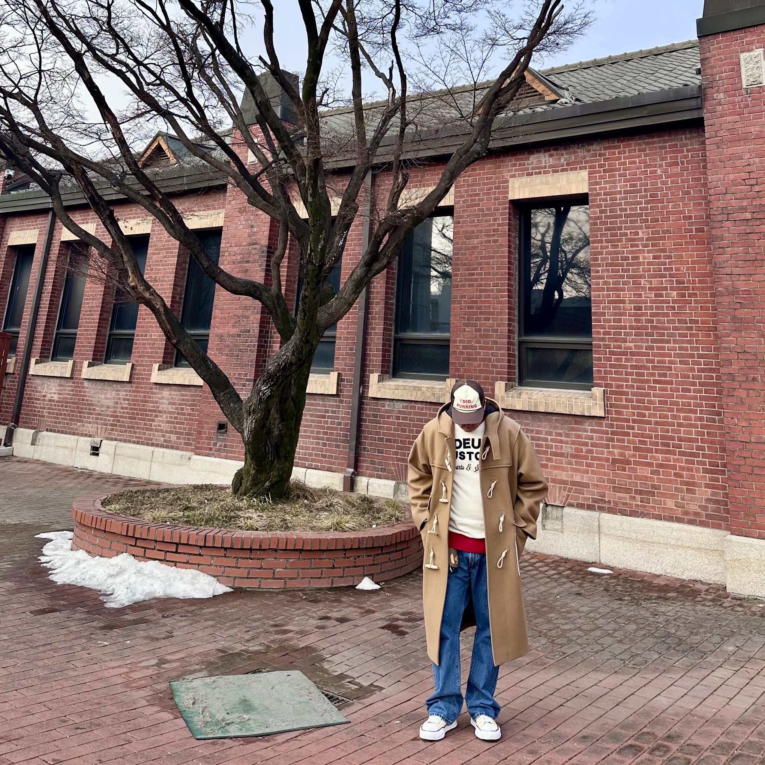 Alex Zono I Dig Running Trucker Hat OG Brown, Gentle Monster x Maison Margiela MM114 Black Clear 착용 스타일 - 1