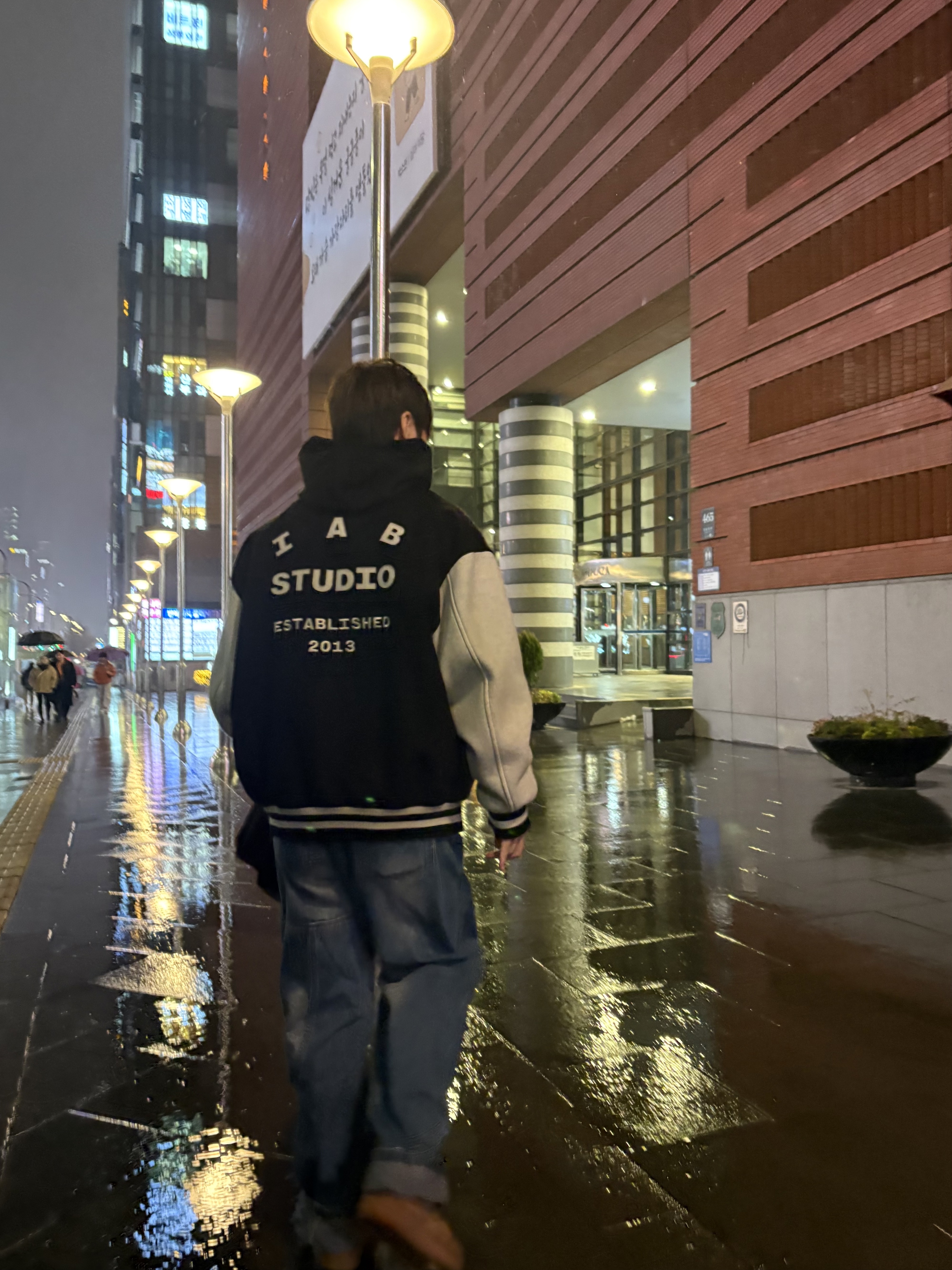 Nike FC Barcelona x Travis Scott Spray Logo Hoodie Black, Stussy 8 Ball Studded Belt Brown Suede 착용 스타일 - 2