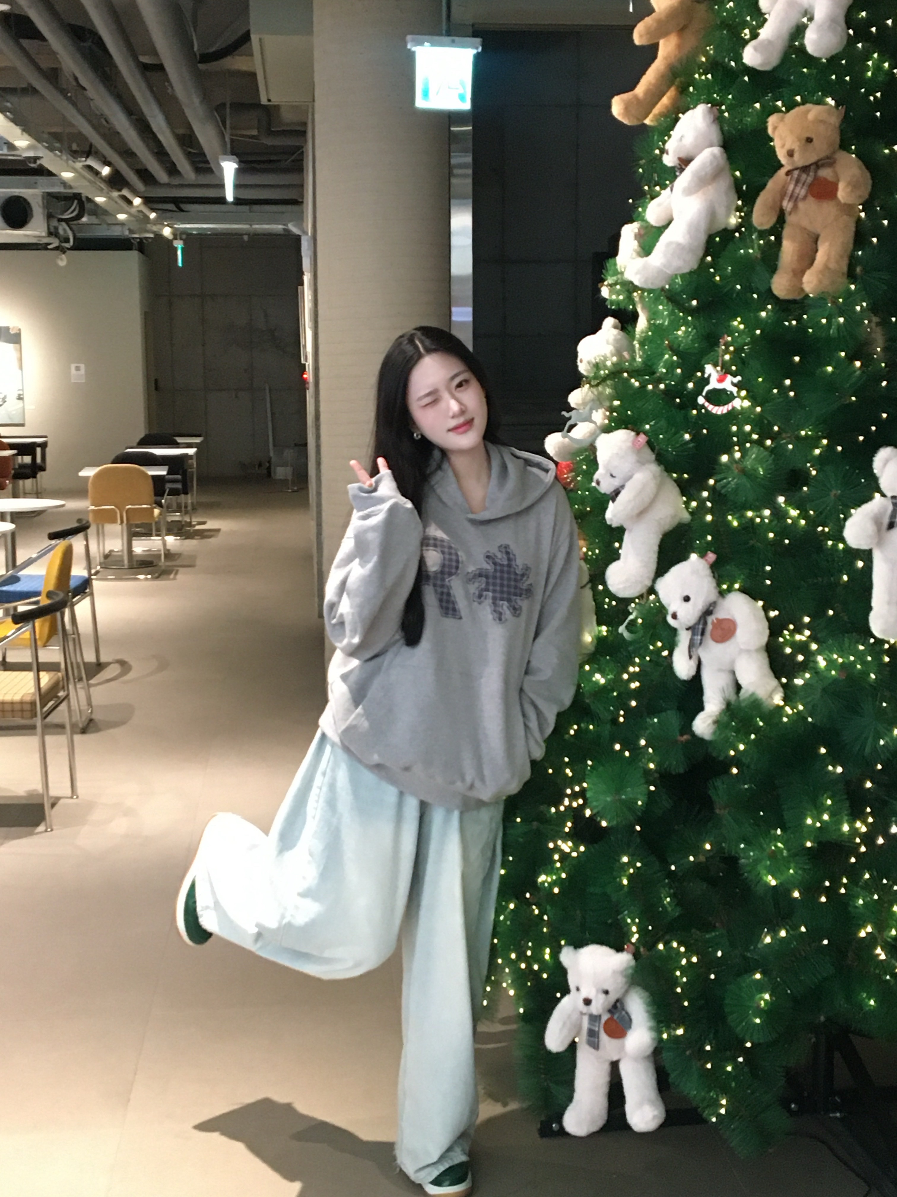 SLOW RECORD HOUSE Check Patch Hoodie Grey 착용 스타일 - 4
