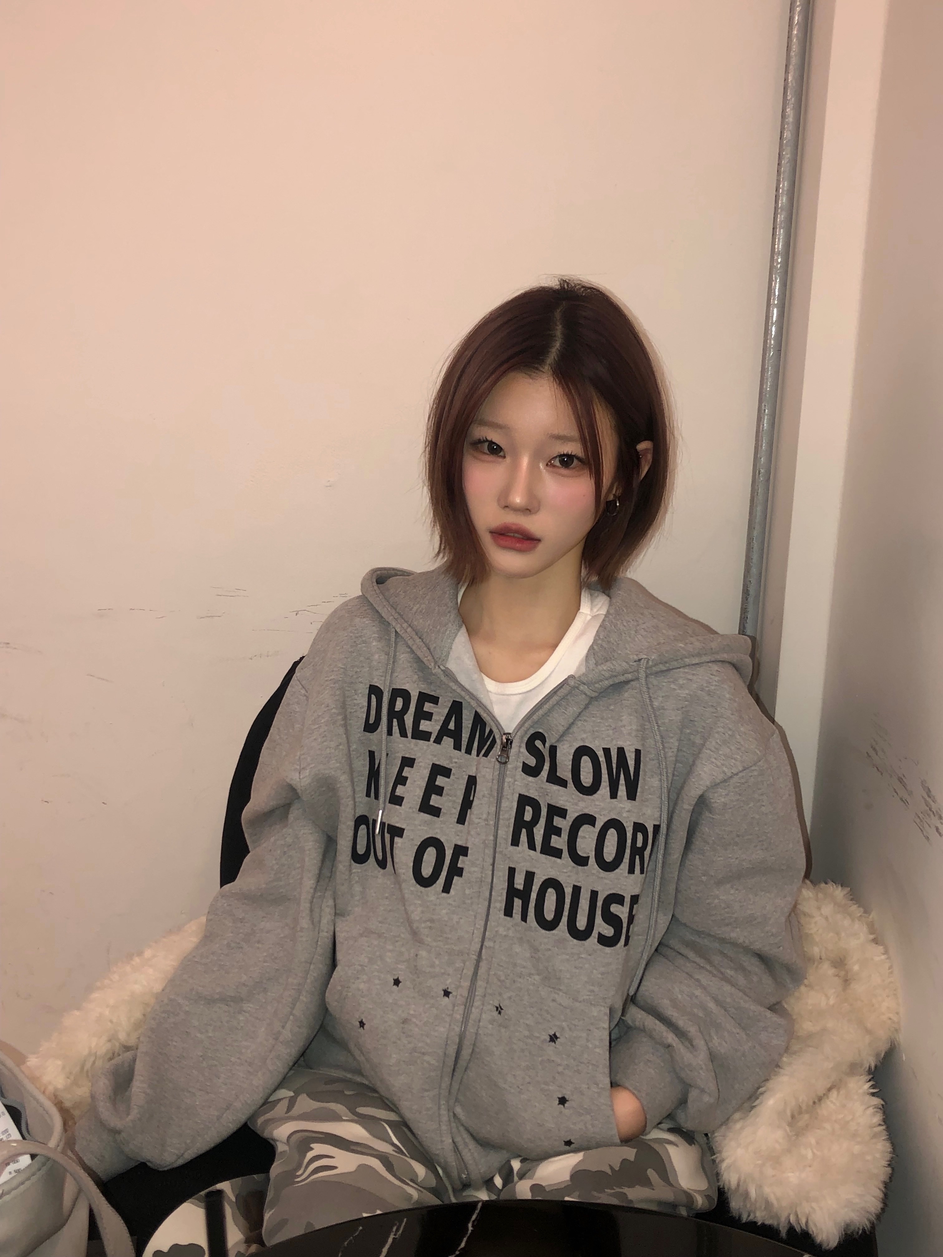 SLOW RECORD HOUSE Typo Star Hood Zip-Up Grey 착용 스타일 - 4