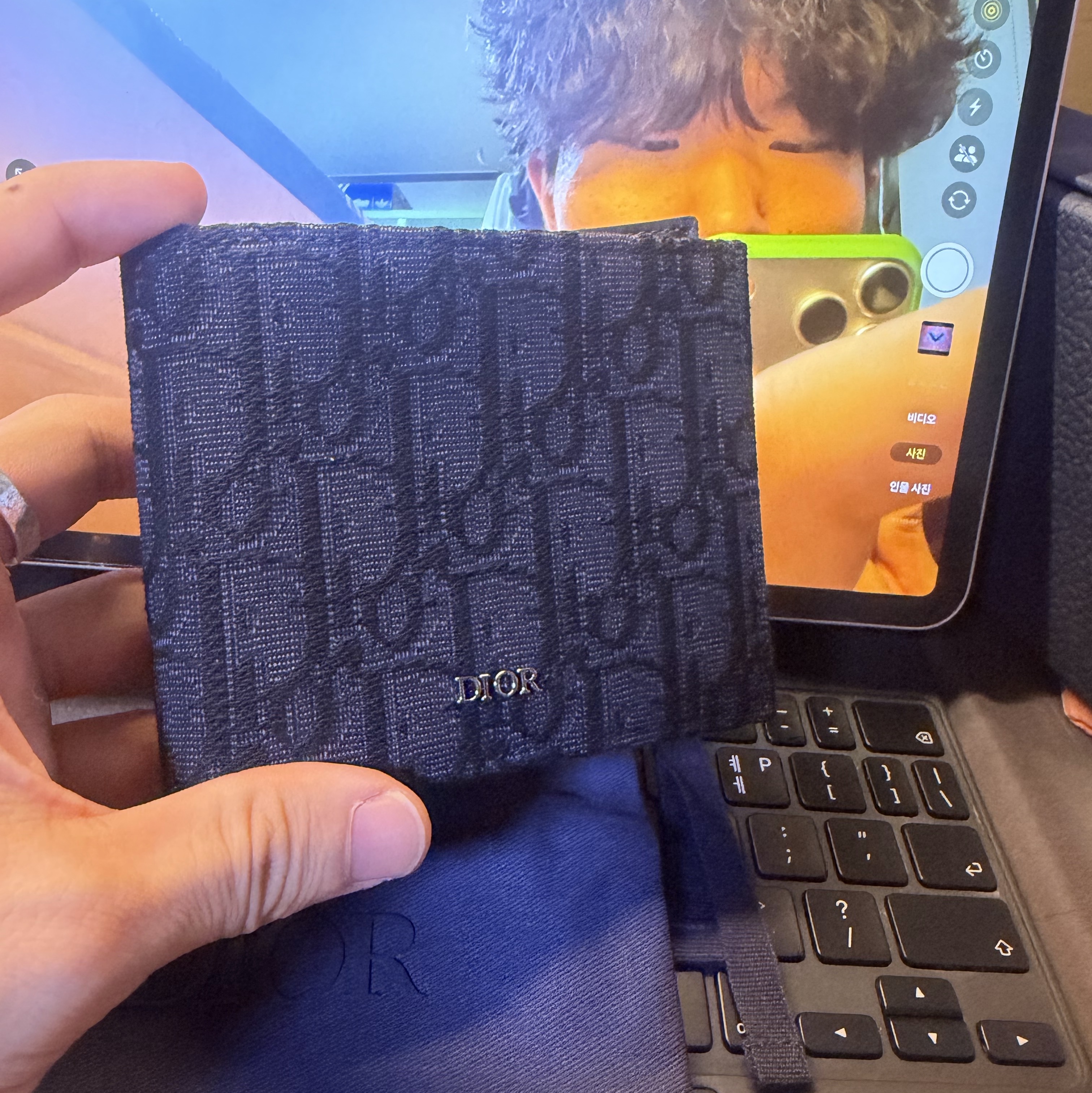 Dior Wallet Black Dior Oblique Jacquard 착용 스타일