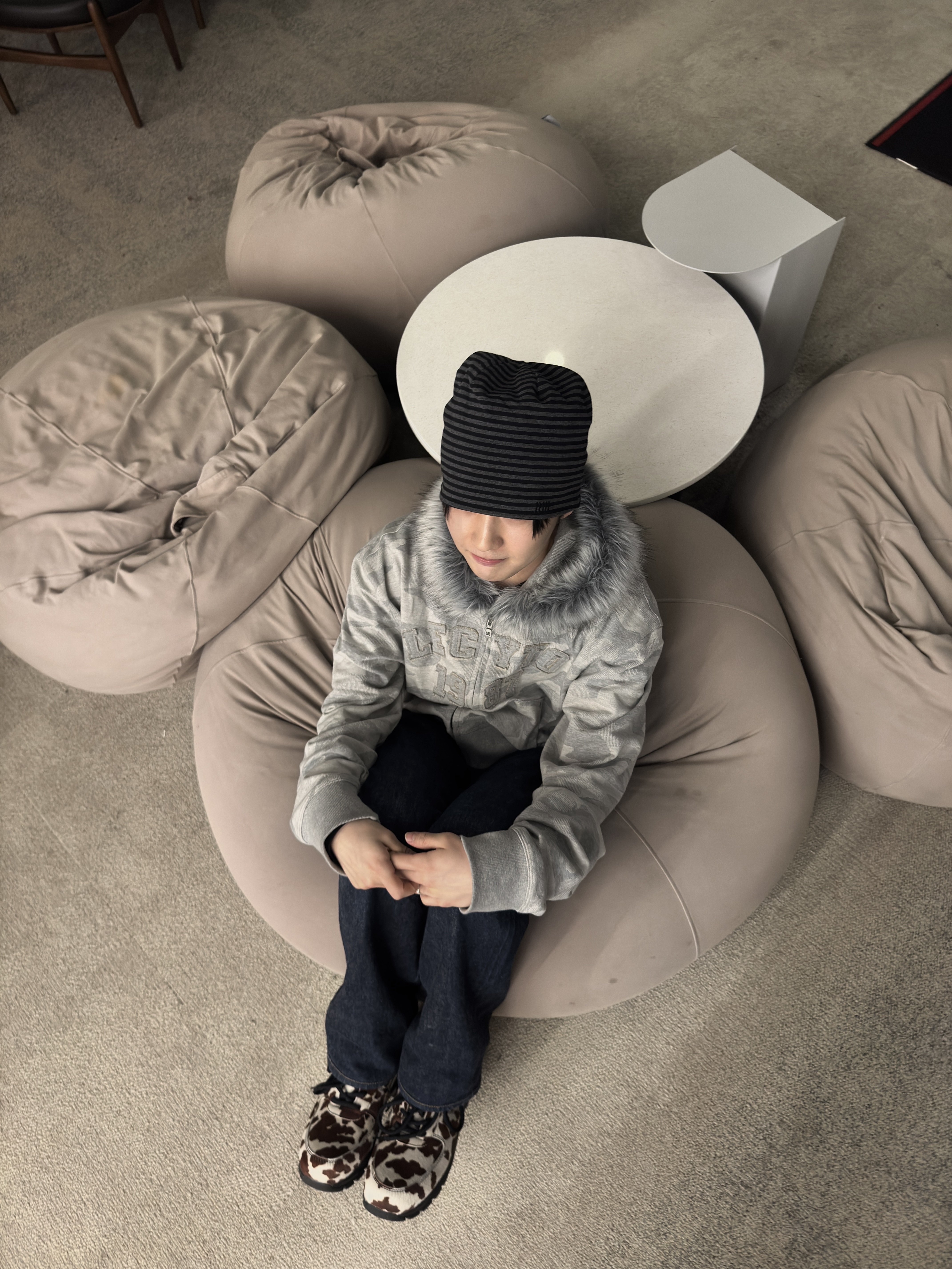 NOMANUAL NM Stripe Beanie Black, Nike Air Max Goadome QS Sail and Cacao Wow 착용 스타일 - 2