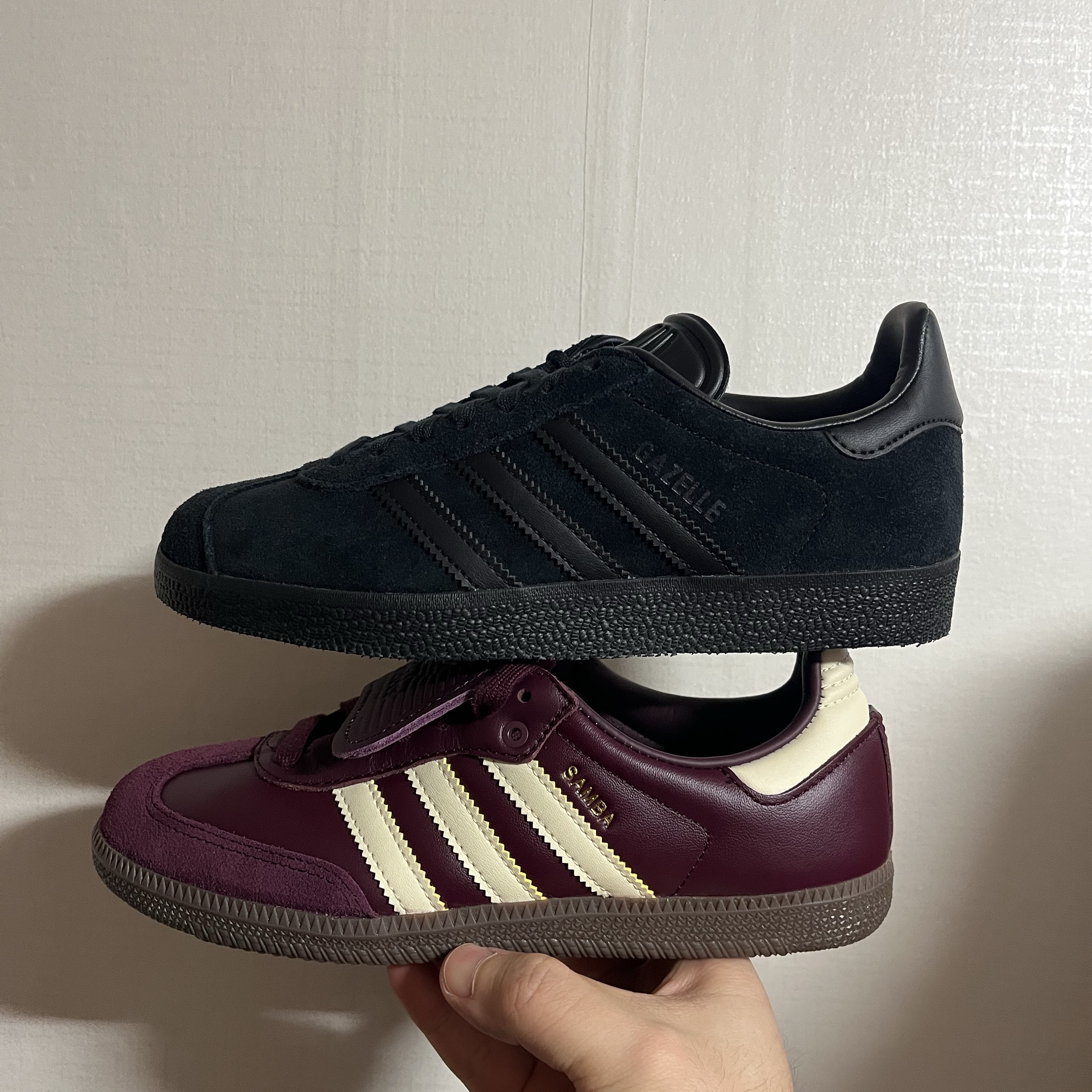 Adidas Gazelle Triple Black, Adidas Samba LT Maroon Warm Vanilla 착용 스타일 - 1