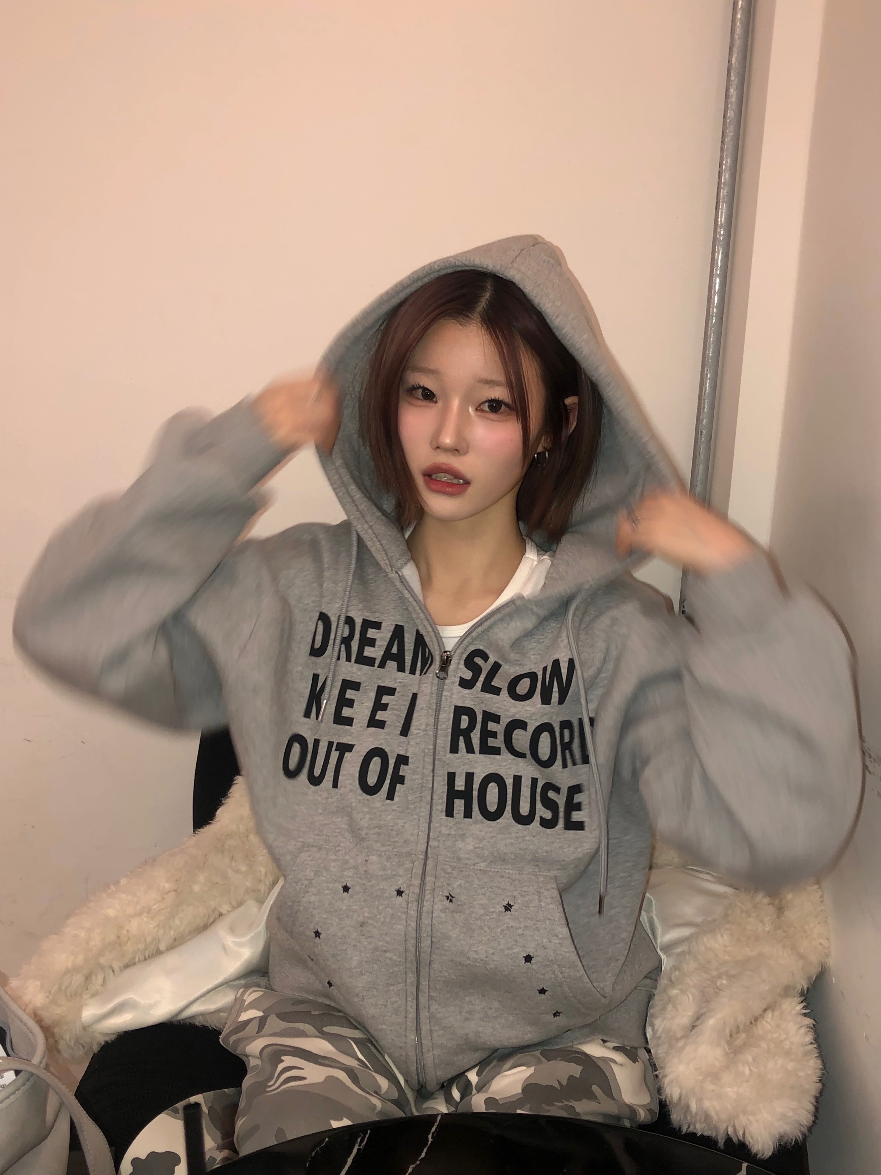 SLOW RECORD HOUSE Typo Star Hood Zip-Up Grey 착용 스타일 - 6