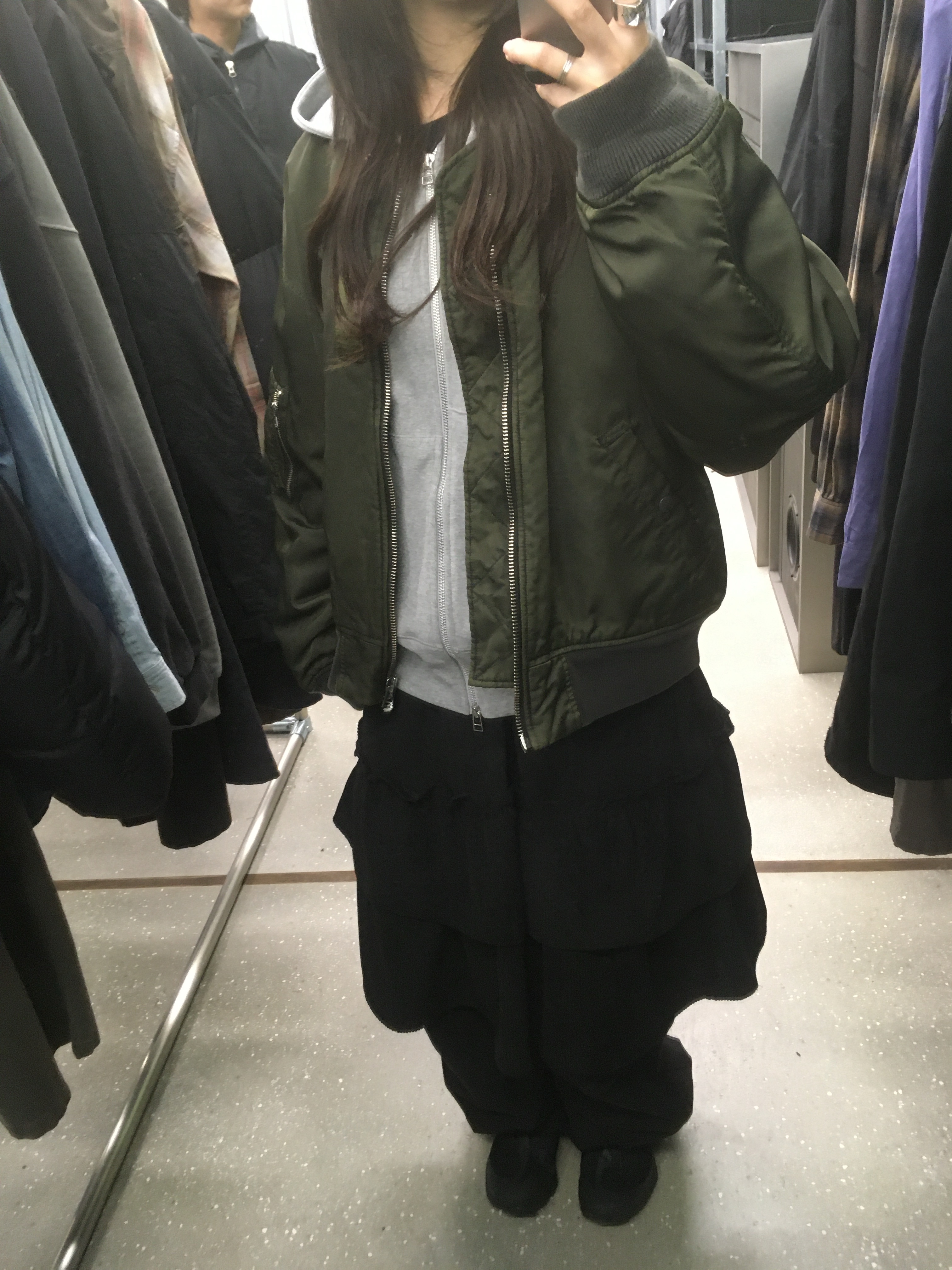 Karactor Writer Hooded Zip-Up Melange gray, (W) Nike Air Max SNDR Gore-Tex Black and Dark Smoke Grey 착용 스타일