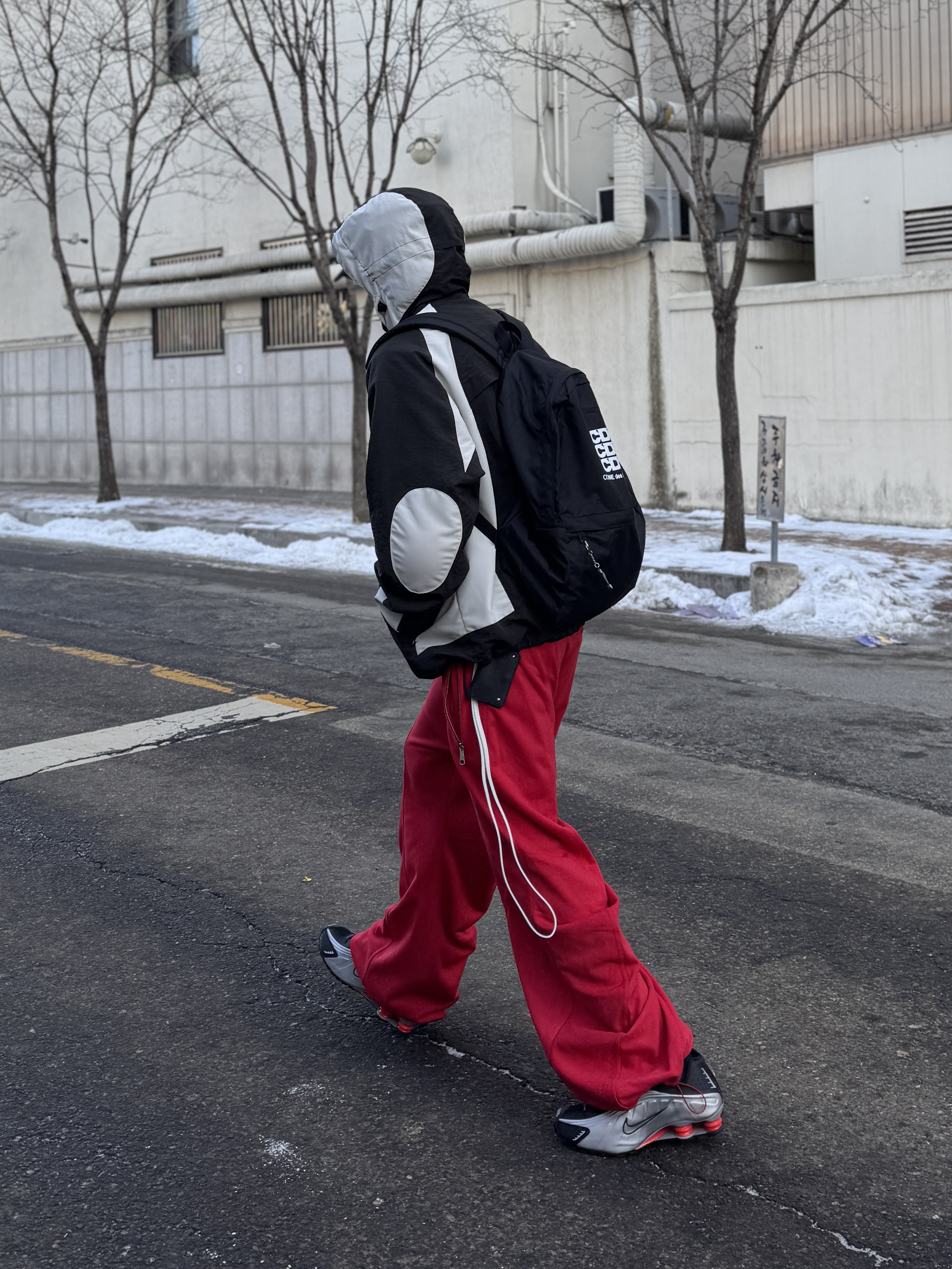 CDG Backpack Black, Nike Shox R4 Black and Metallic Silver 착용 스타일