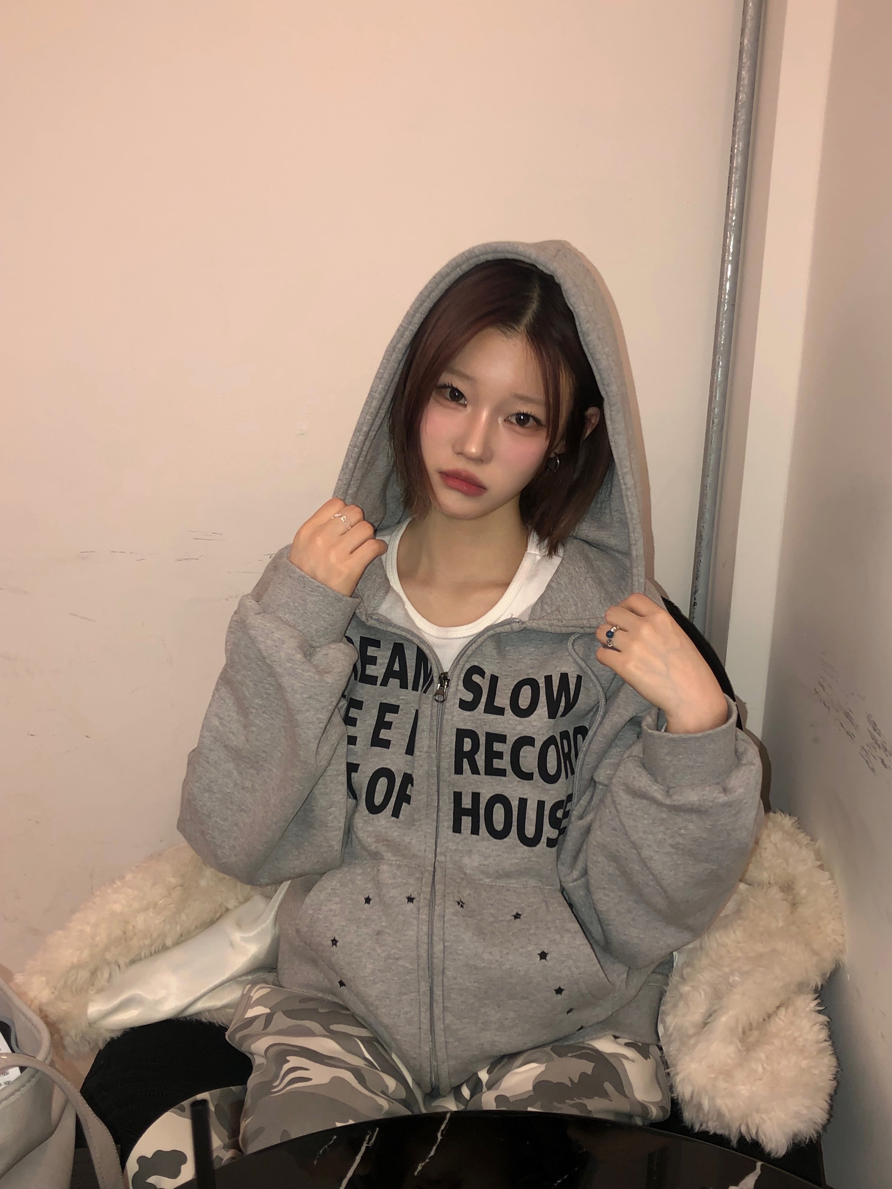 SLOW RECORD HOUSE Typo Star Hood Zip-Up Grey 착용 스타일 - 8