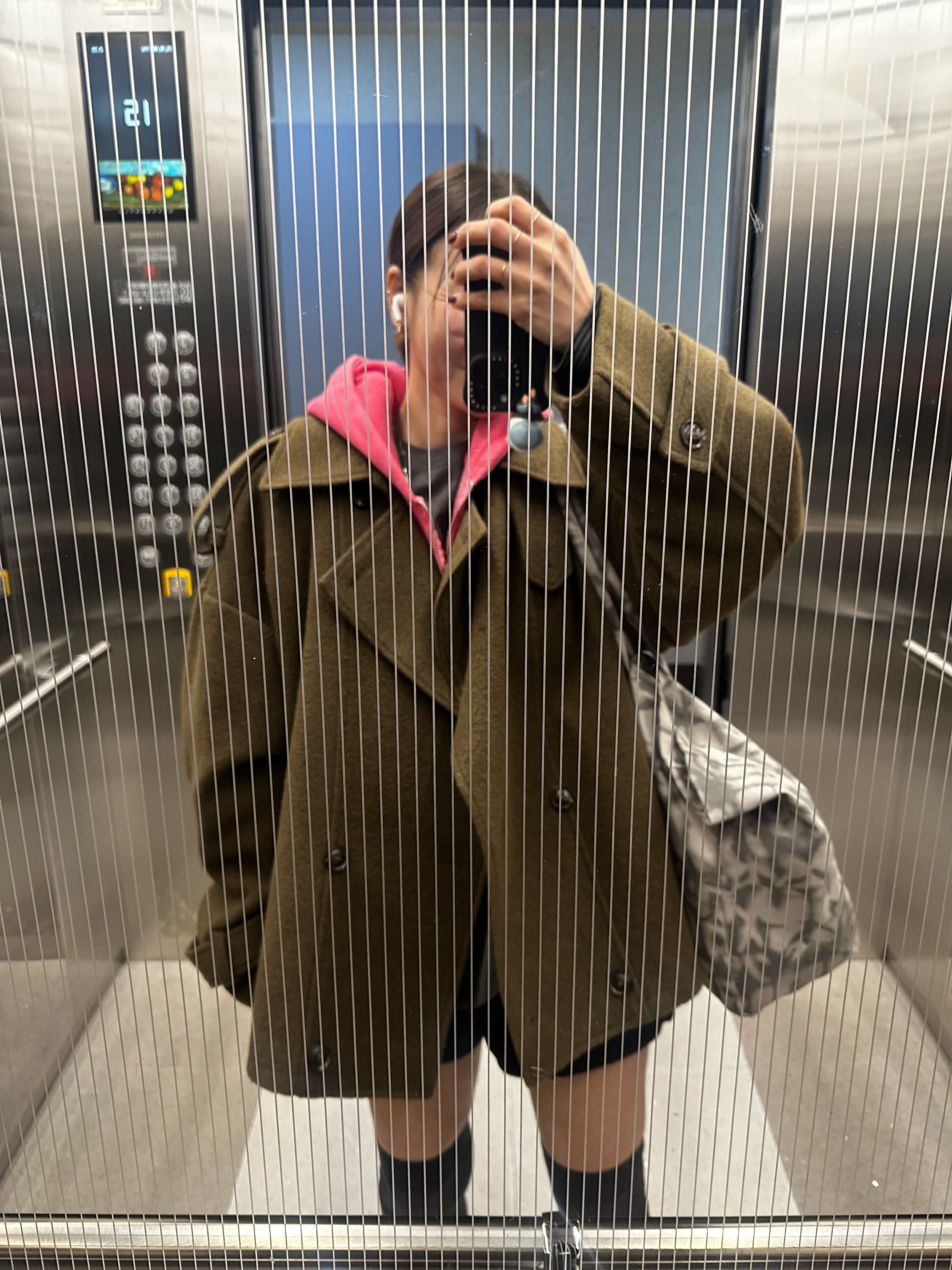 Alo Yoga Iconic Shopper Tote Bag Grey Tiedye 착용 스타일