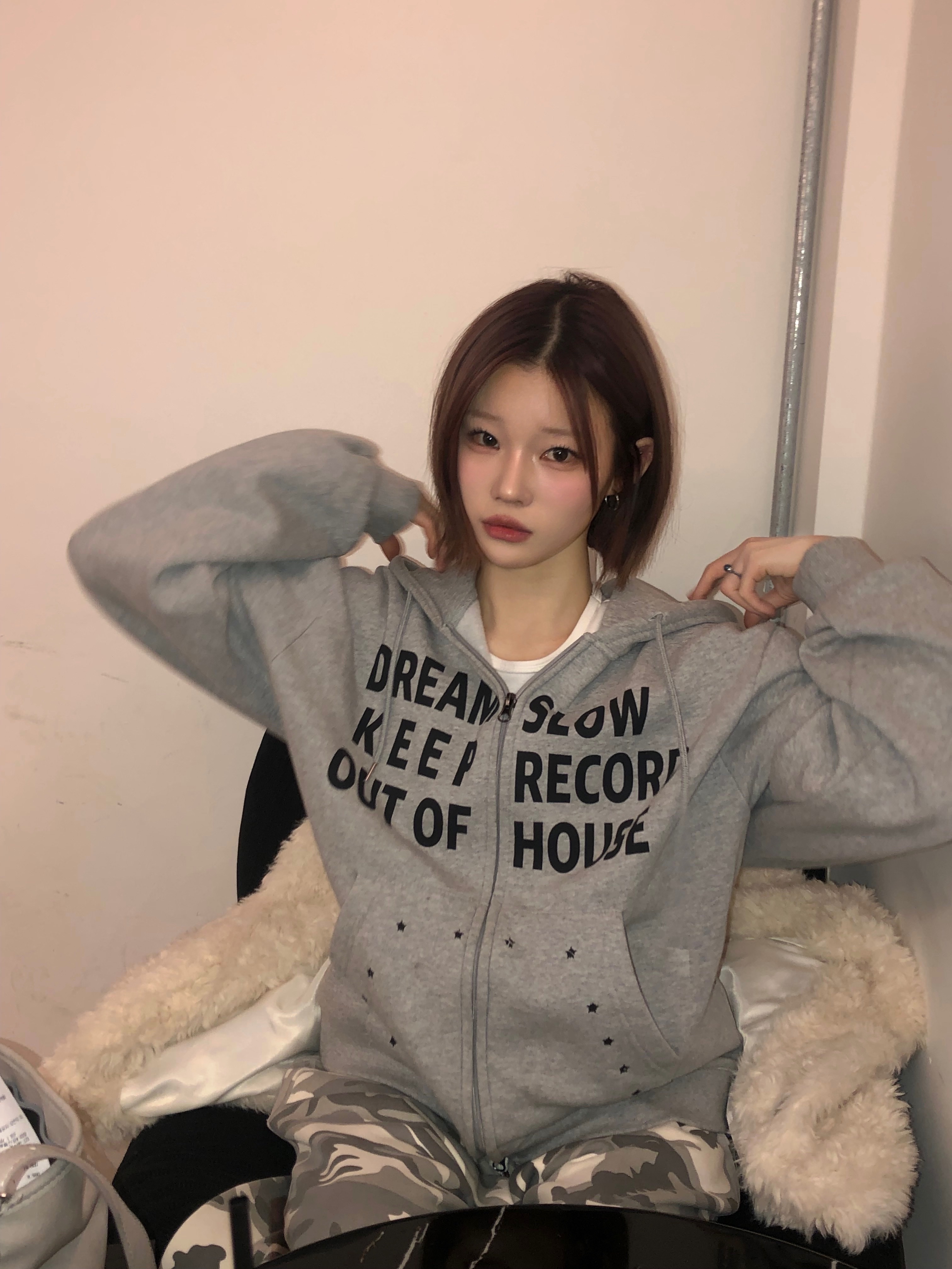 SLOW RECORD HOUSE Typo Star Hood Zip-Up Grey 착용 스타일 - 5