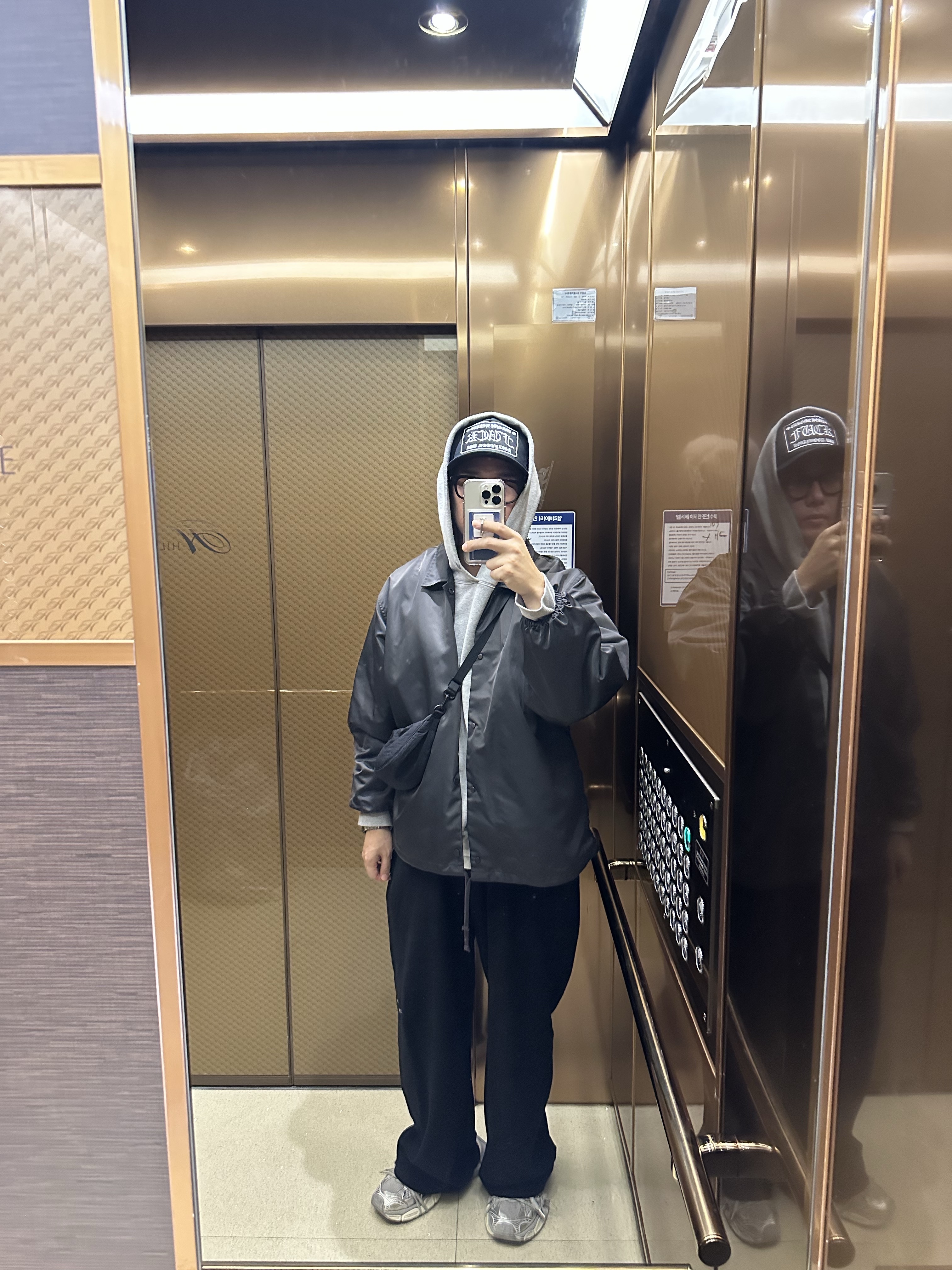 Chrome Hearts Fuck Hollywood Trucker Hat Black, Punch Drunk Parties Circle Logo Oversized Hoodie Gray 착용 스타일 - 1