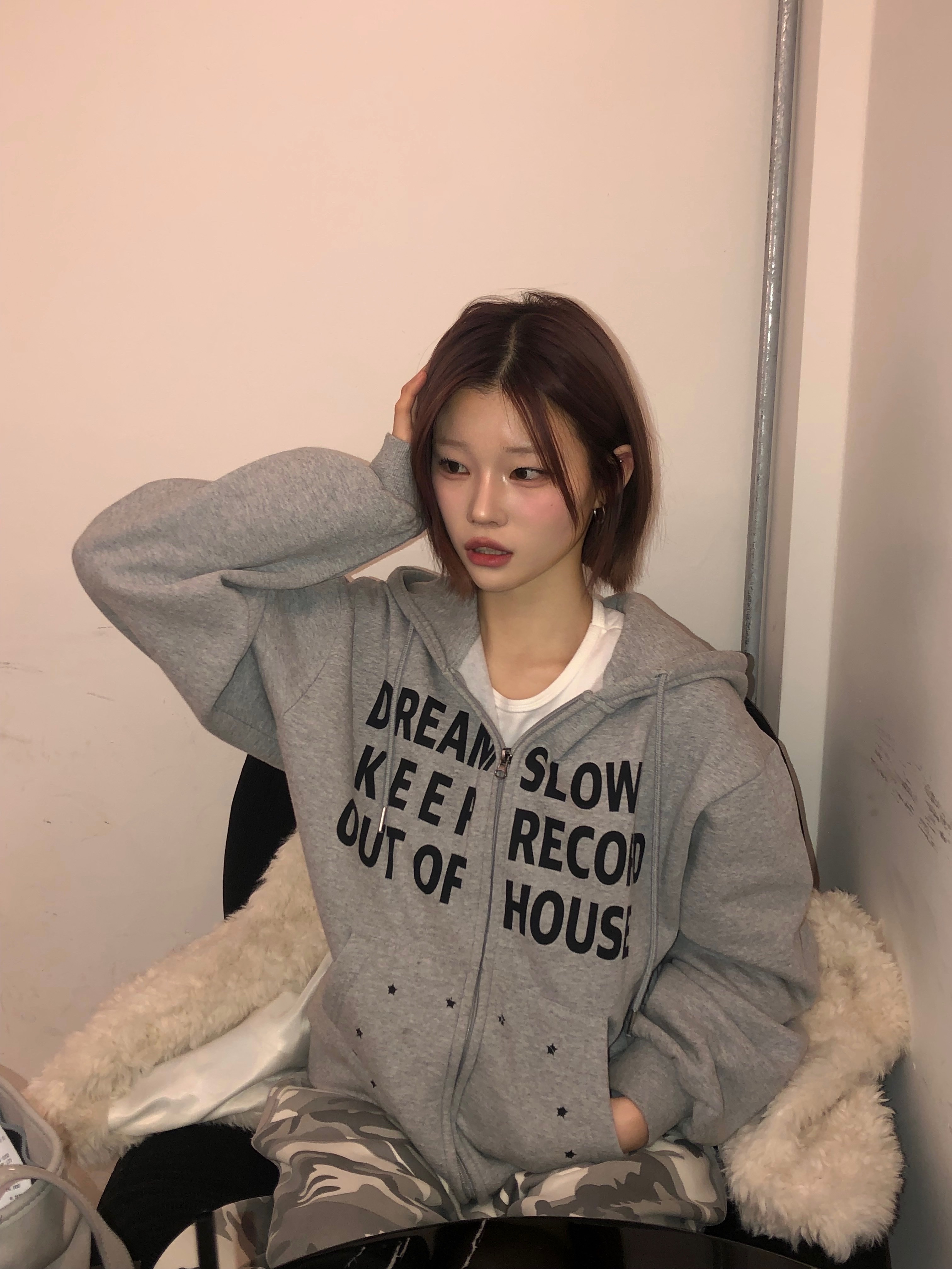 SLOW RECORD HOUSE Typo Star Hood Zip-Up Grey 착용 스타일 - 2