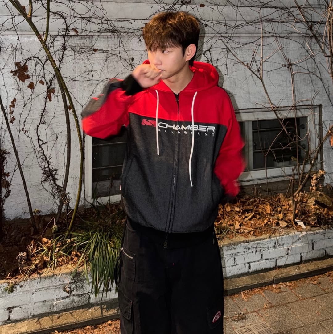 SPORT CHAMBER SC Core Denim Hood Zip Up Red, SPORT CHAMBER x Coca-Cola Cargo Pants Black 착용 스타일 - 1
