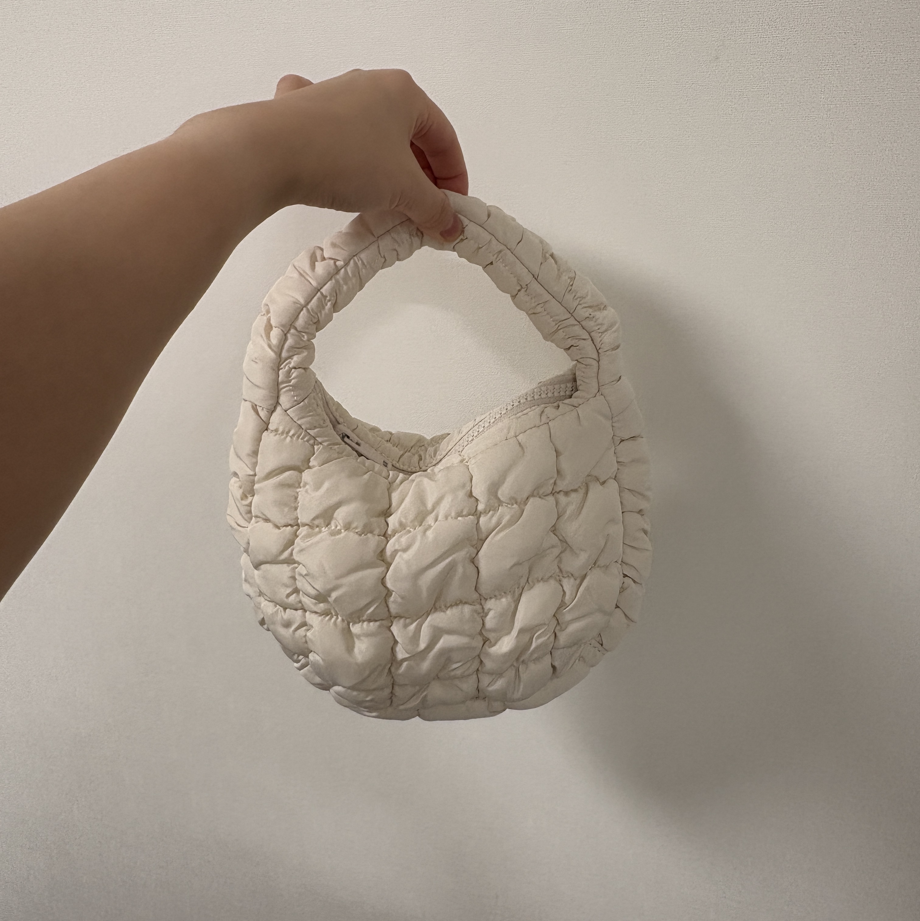 COS Quilted Micro Bag Off White 착용 스타일
