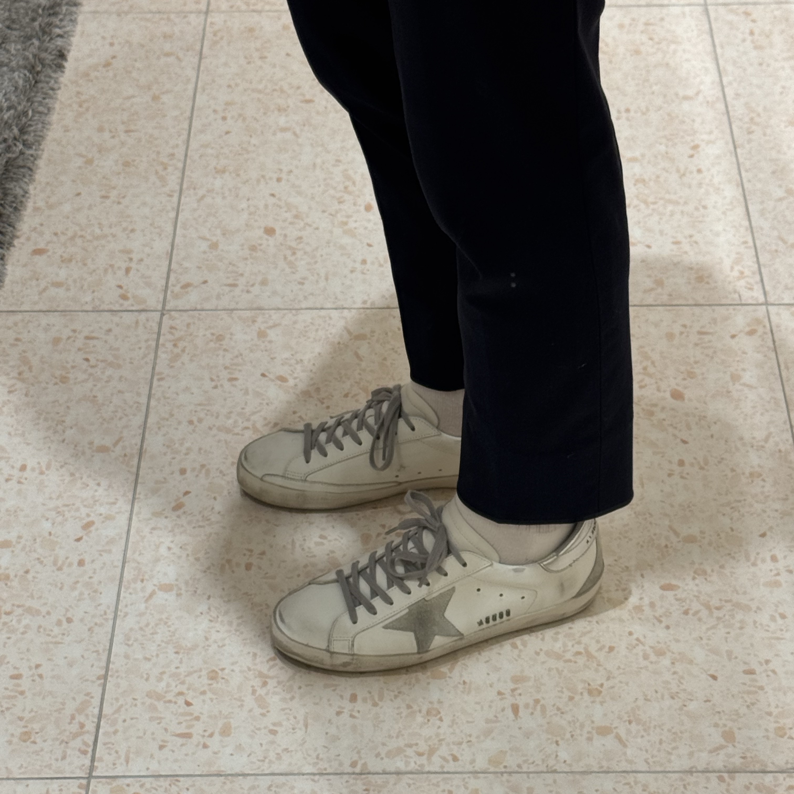 Golden Goose Superstar White Silver Heel Tab Sneakers 착용 스타일 - 1