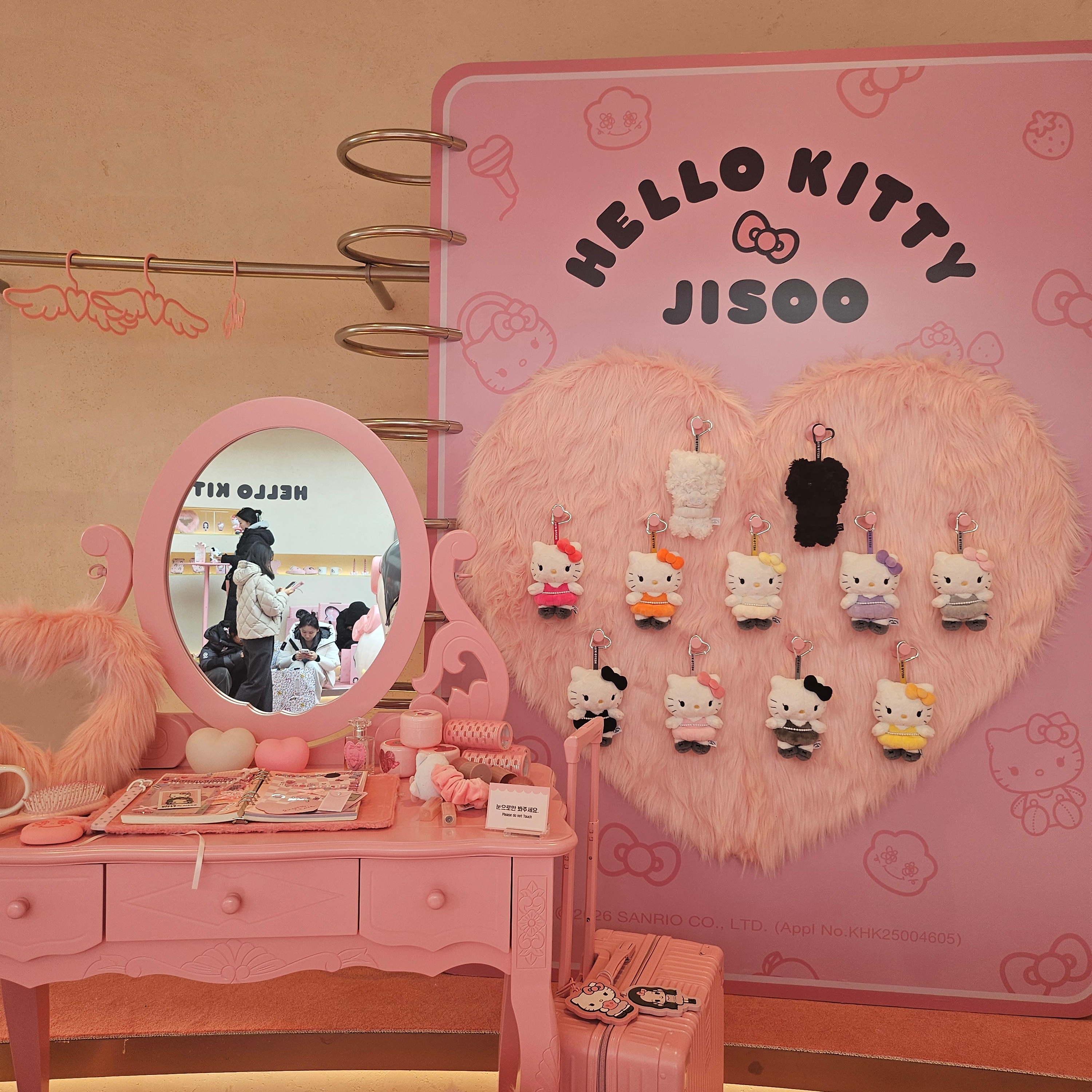 HELLO KITTY x JISOO Random Plush Keychain (1 Blind Box) 착용 스타일