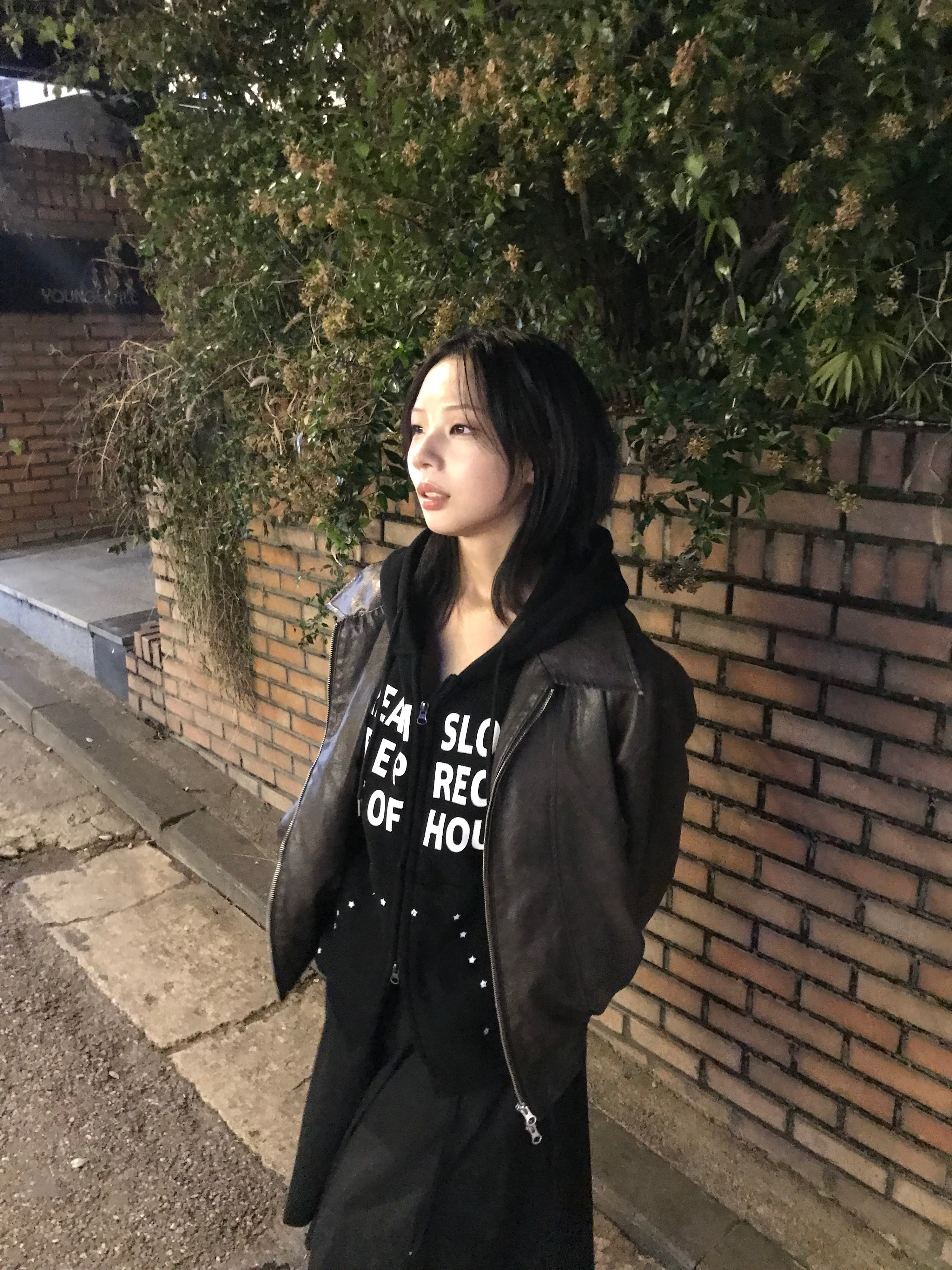 SLOW RECORD HOUSE Typo Star Hood Zip-up Black 착용 스타일 - 5