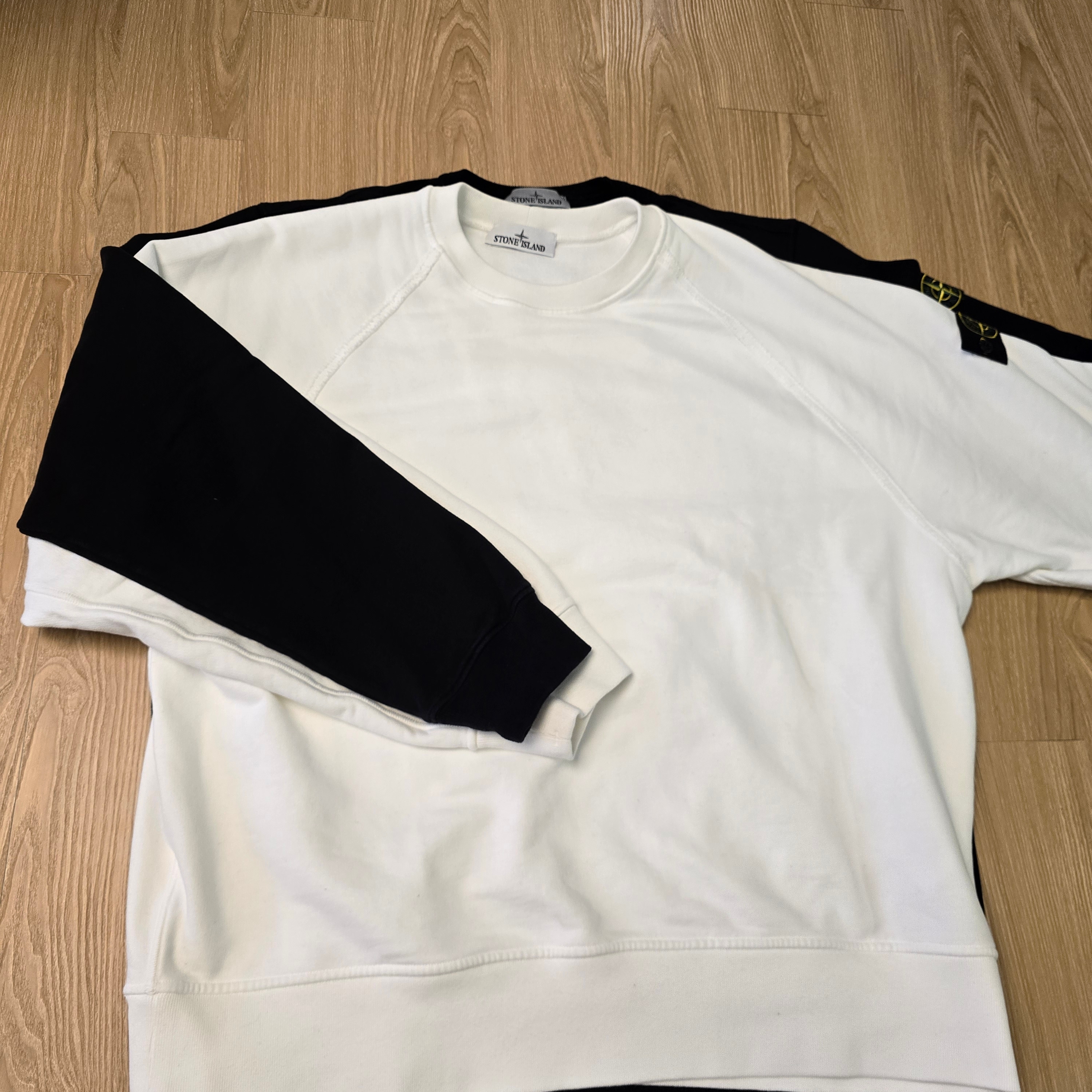 Stone Island 6100028 Brushed Organic Cotton Fleece Regular Fit Crewneck Sweatshirt with Ribbed Inserts Black - 25FW, Stone Island 6100060 Organic Cotton Fleece Regular Fit Crewneck Sweatshirt with Elasticated Cuffs - 25FW 착용 스타일 - 3