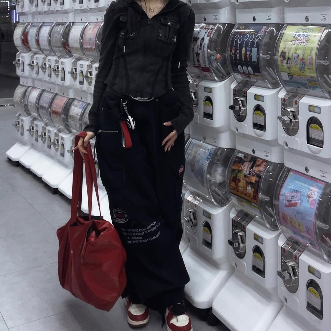 SPORT CHAMBER x Coca-Cola Cargo Pants Black 착용 스타일 - 7