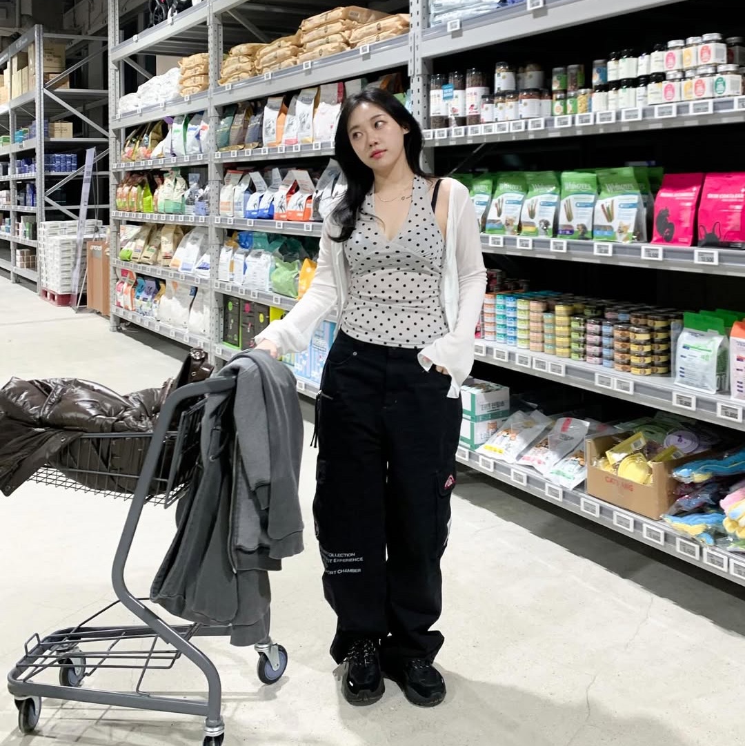 SPORT CHAMBER x Coca-Cola Cargo Pants Black 착용 스타일 - 3