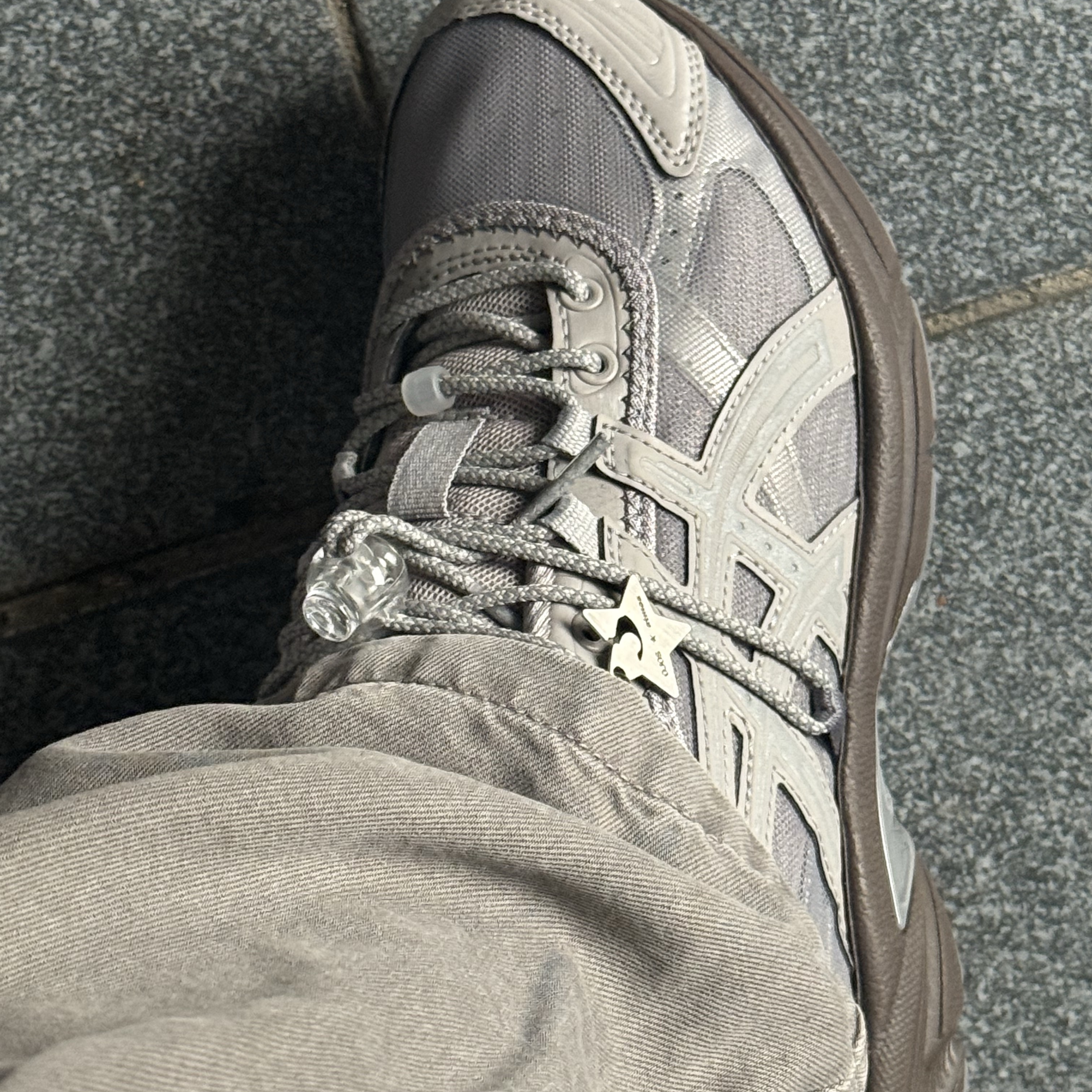 Asics x Atmos Pink x OJOS Gel-1130 RE Grey 착용 스타일 - 4