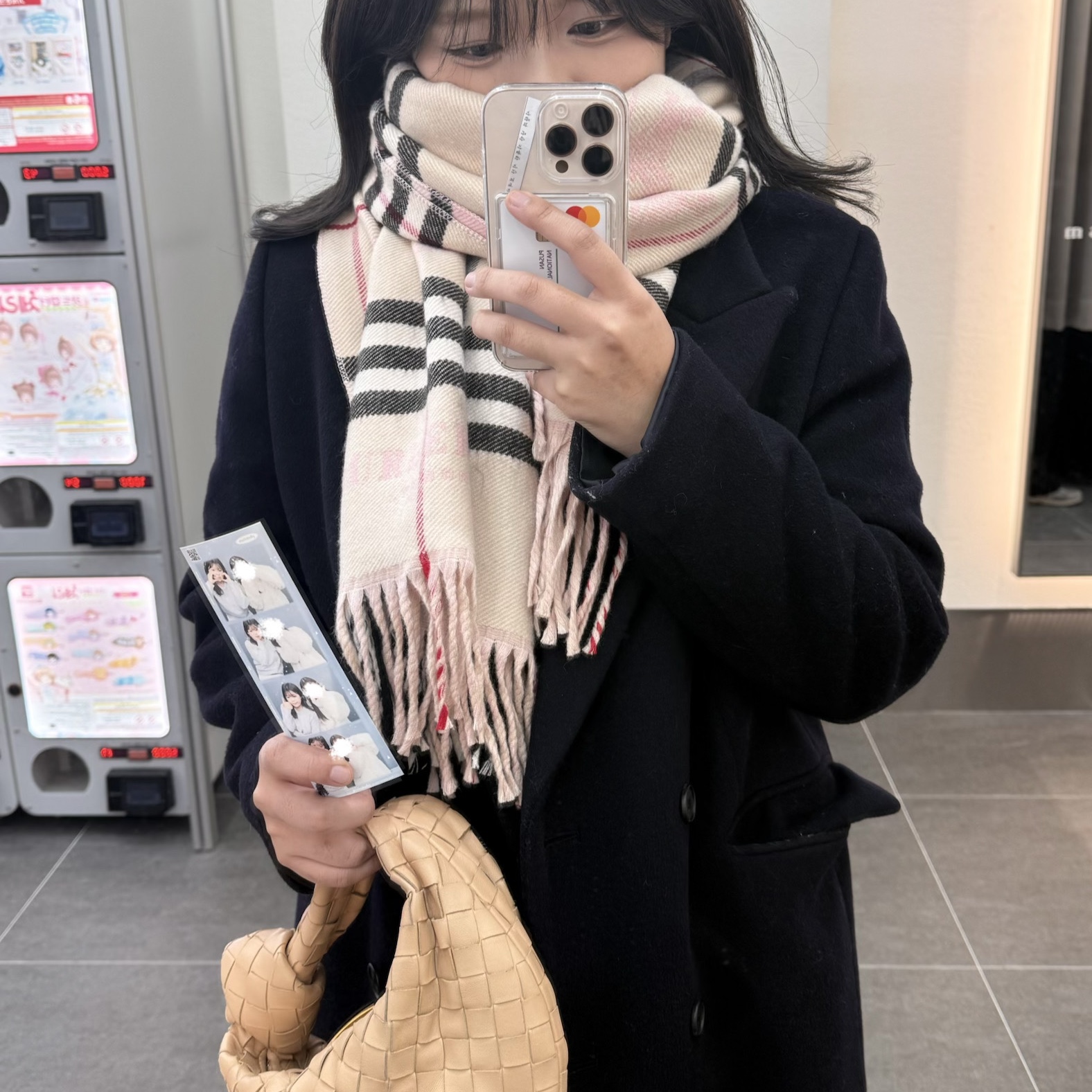 Bottega Veneta Mini Leather Jodie Almond, Burberry Check Cashmere Muffler Bow Pink 착용 스타일 - 2