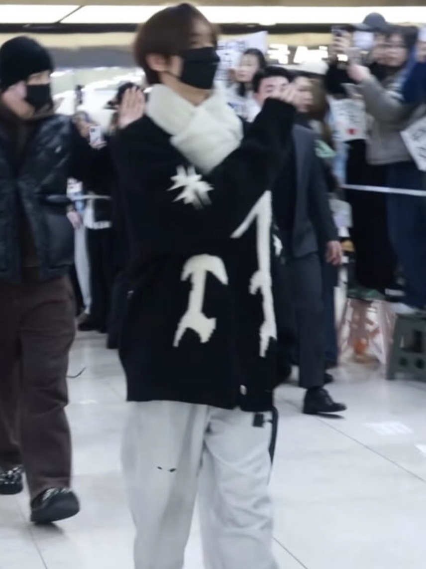 Hommless h Logo Dirty Sweat Pants White 착용 스타일