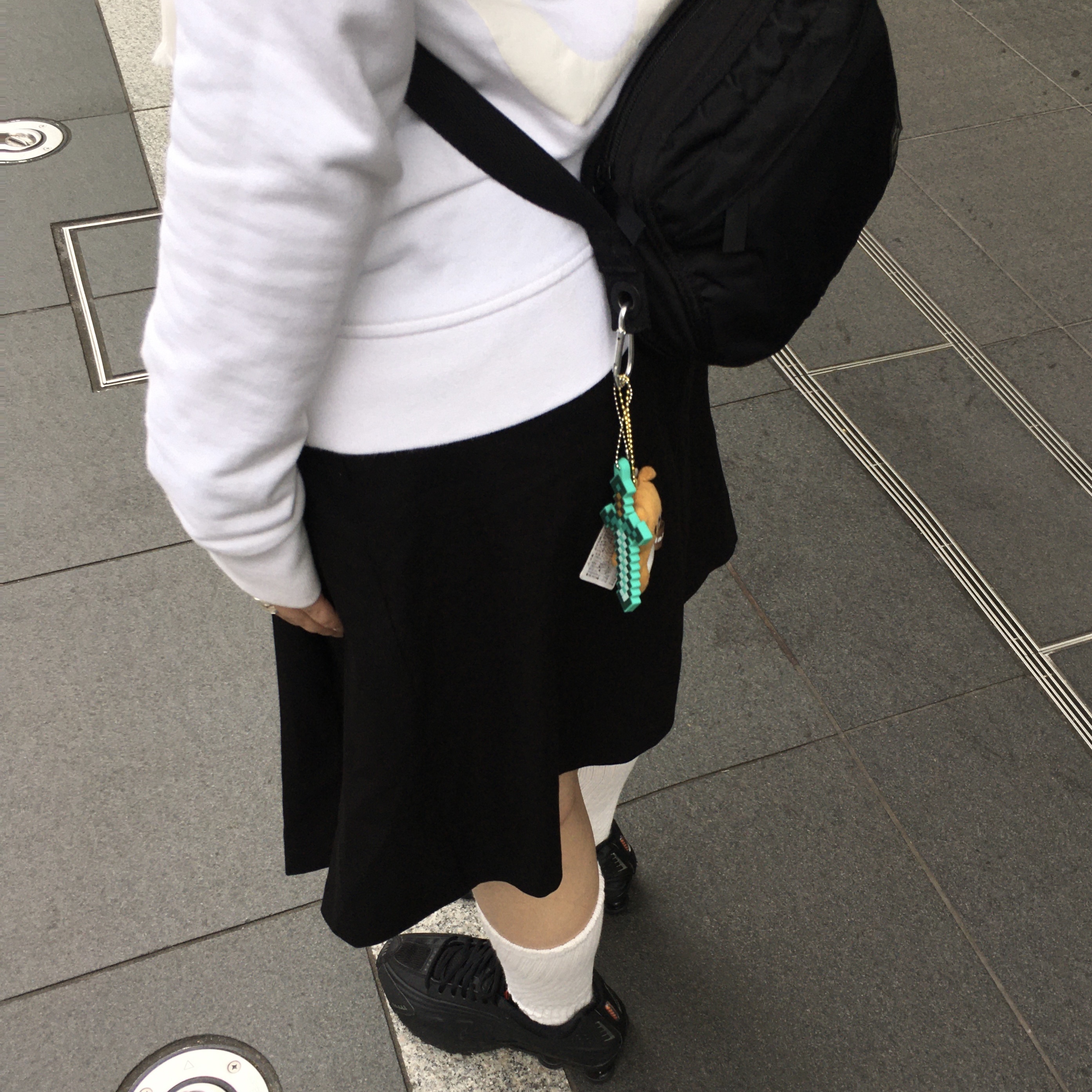 (W) Nike Shox R4 Black, [KREAM 단독] Safarispot Women 1/2 Basic Safari Hoodie White 착용 스타일 - 2