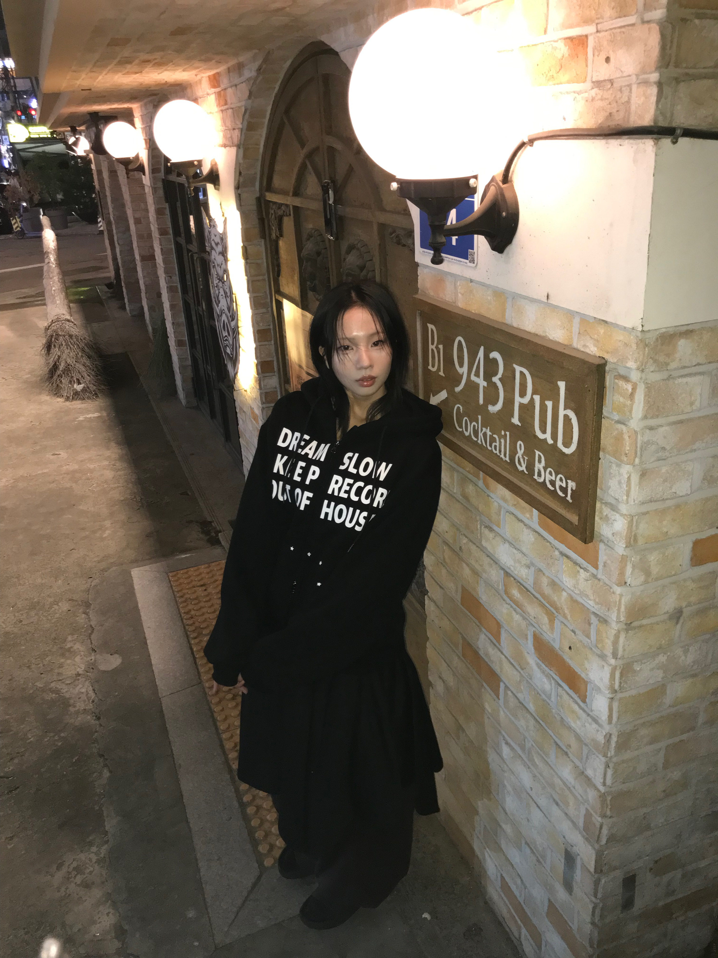 SLOW RECORD HOUSE Typo Star Hood Zip-up Black 착용 스타일 - 8
