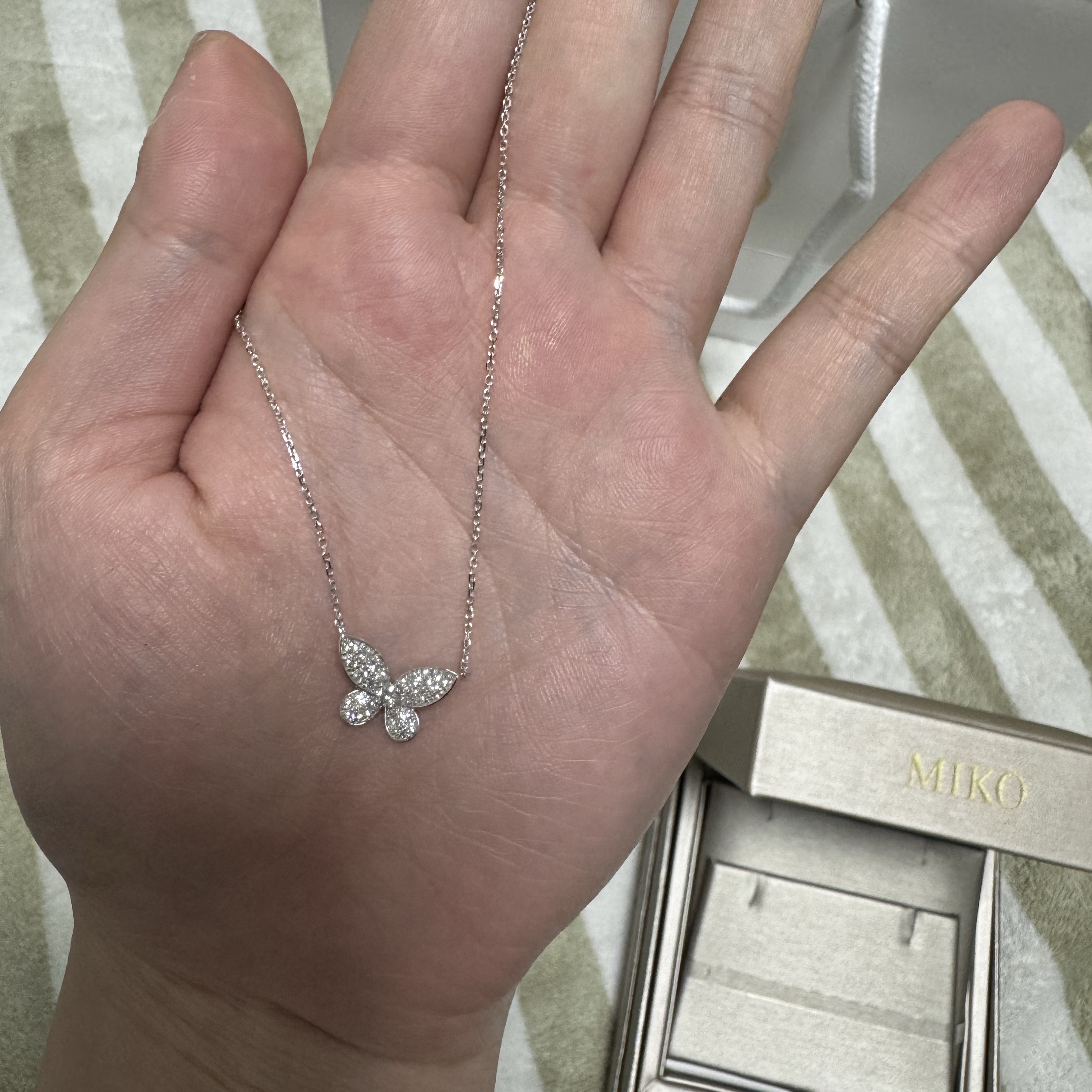 Miko Morpho Diamond Pave M Necklace White Gold 착용 스타일 - 4