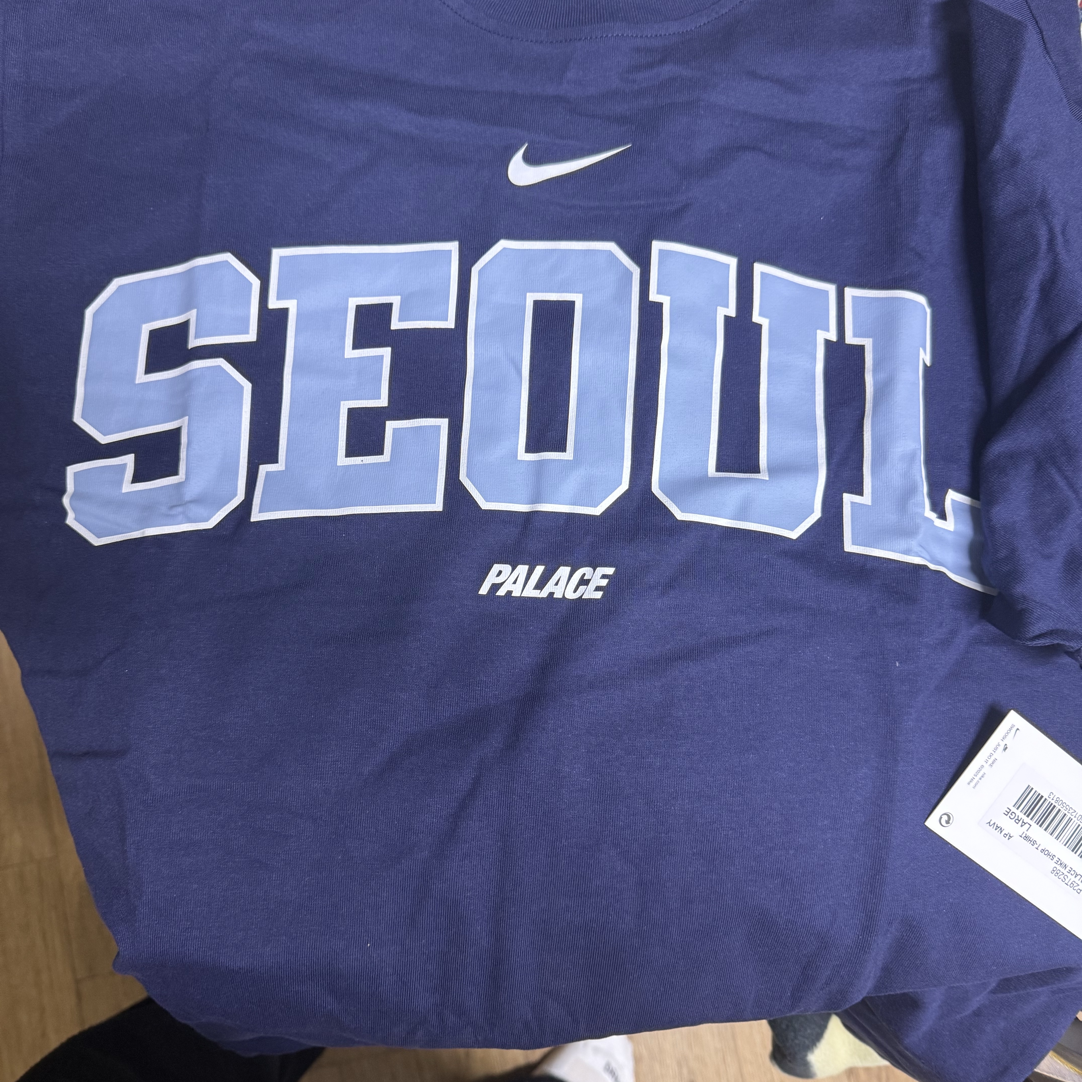 Palace x Nike Shop T-Shirt Apgujeong Navy - 25FW 착용 스타일