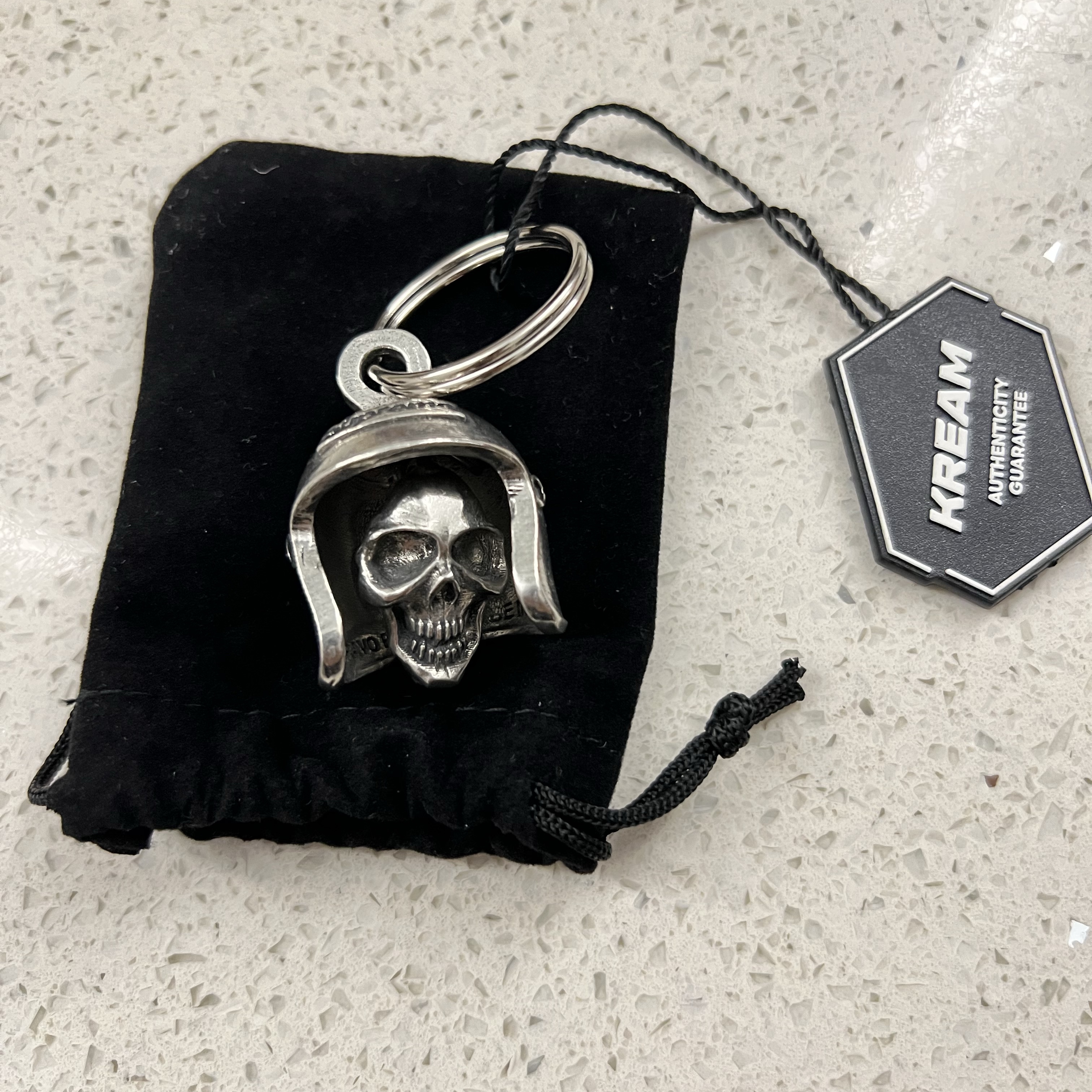Supreme Skull Bell Keychain Silver - 25SS 착용 스타일