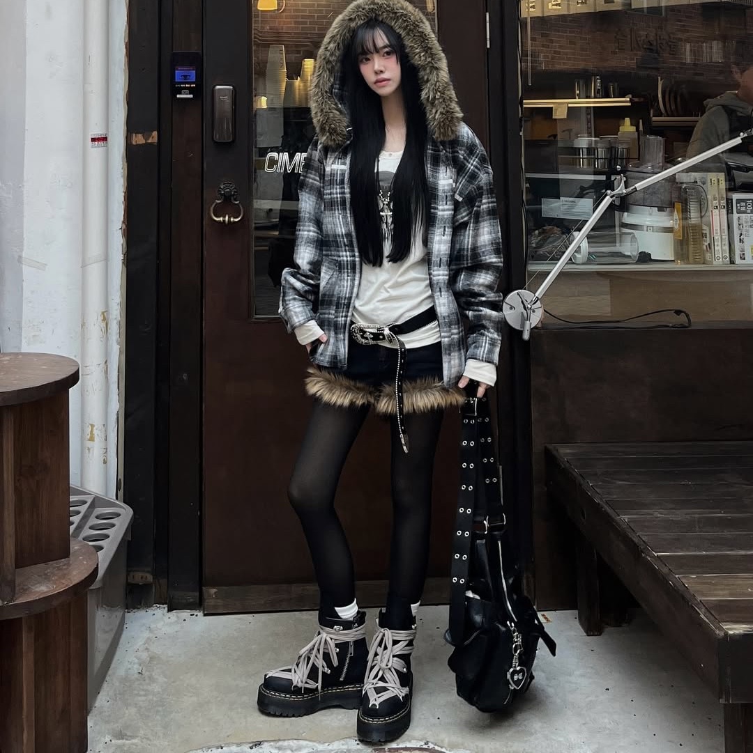 SPORT CHAMBER SC Fur Hood Shirt Black, Dr. Martens x Rick Owens Quad Sole Steel Toe Boots Black 착용 스타일 - 2