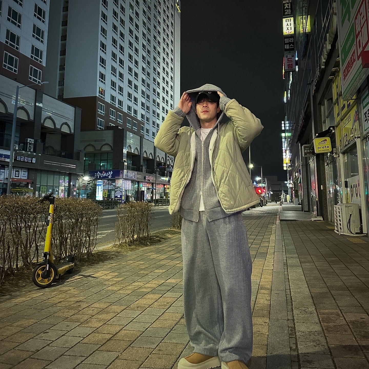 UGG Tasman Weather Hybrid Chestnut Whitecap 착용 스타일 - 2
